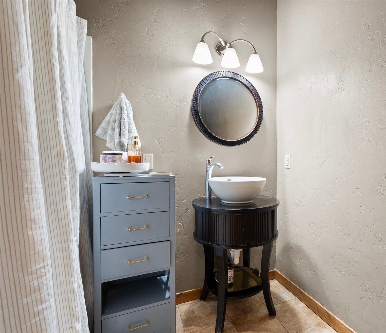 Full bathroom with tub/shower combo.