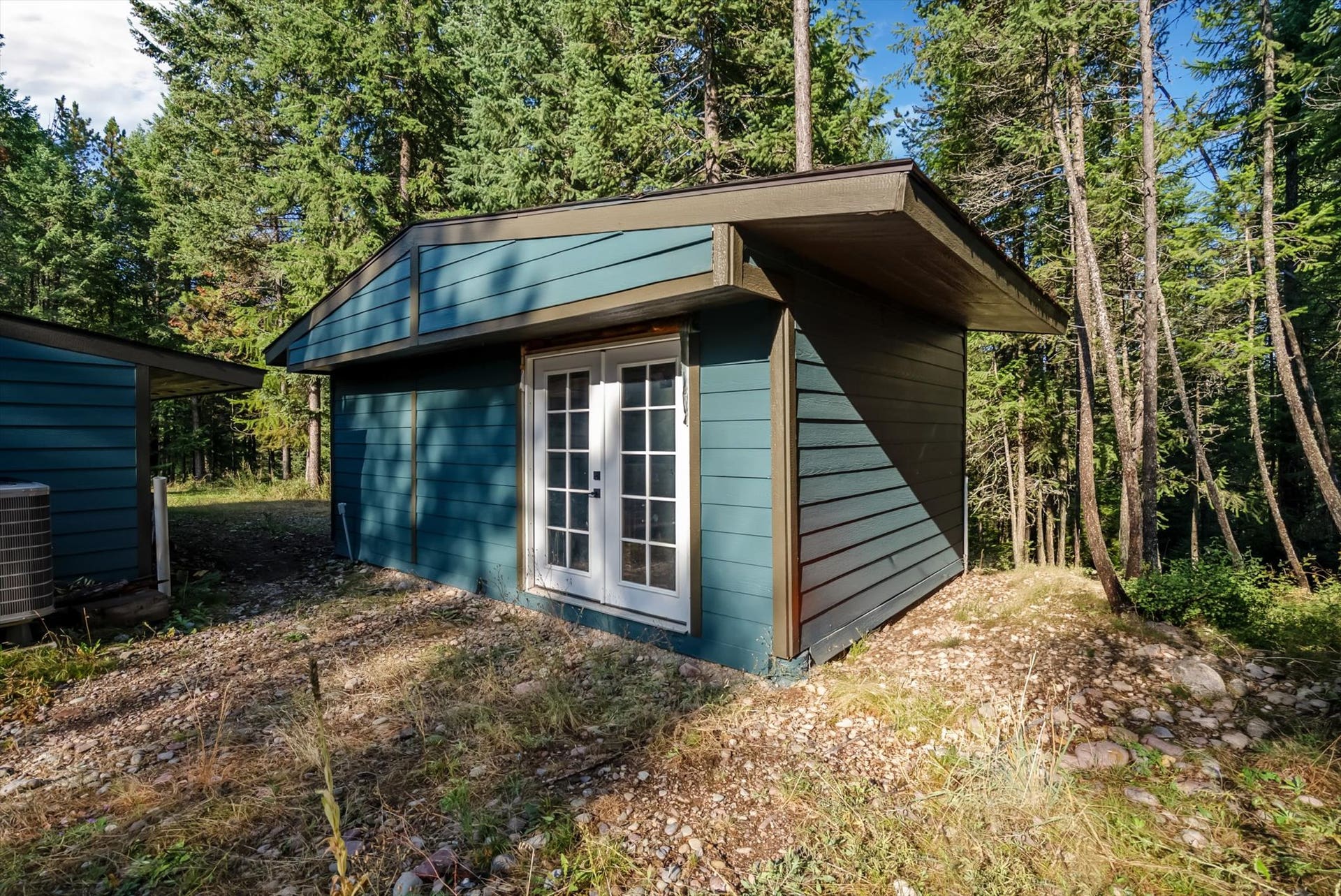 You'll love this additional bonus office space next to the house. Quiet and filled with light from the stunning French doors.