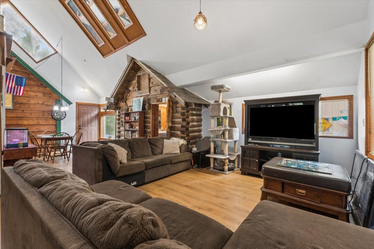 59 Ranchetts Lane, Bigfork, MT 59911 Living and dining area
