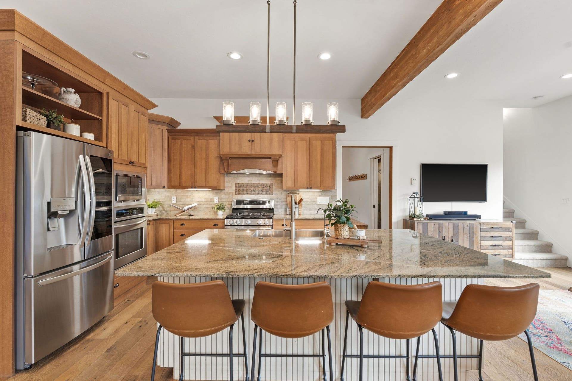 687 N Valley Drive, Whitefish, MT 59937 Entertain while you cook or saddle up to the in-kitchen eating area/breakfast bar for a quick bite.
