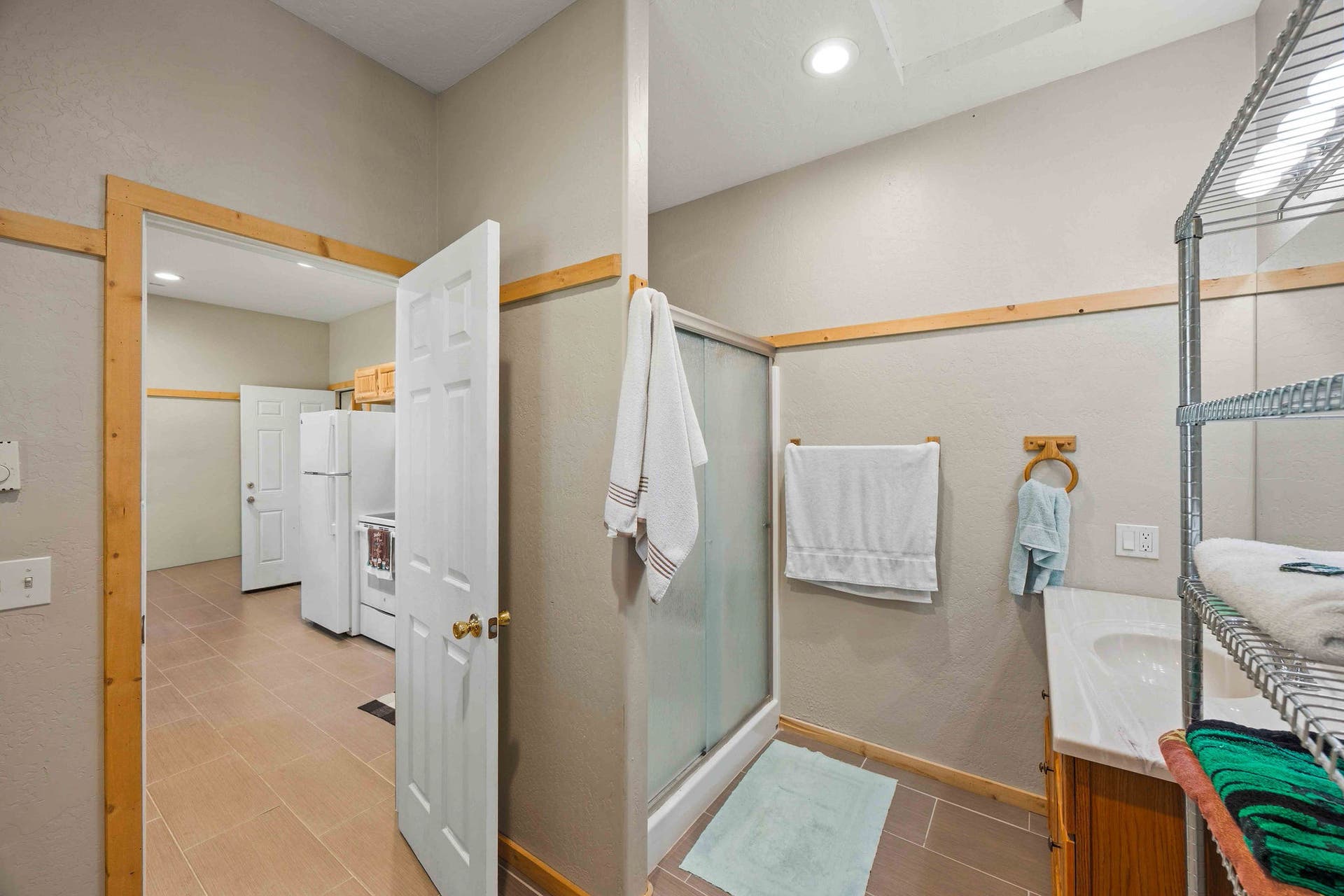 19605 Bower Lane, Proctor, MT 59929 Shop - Guest Bath