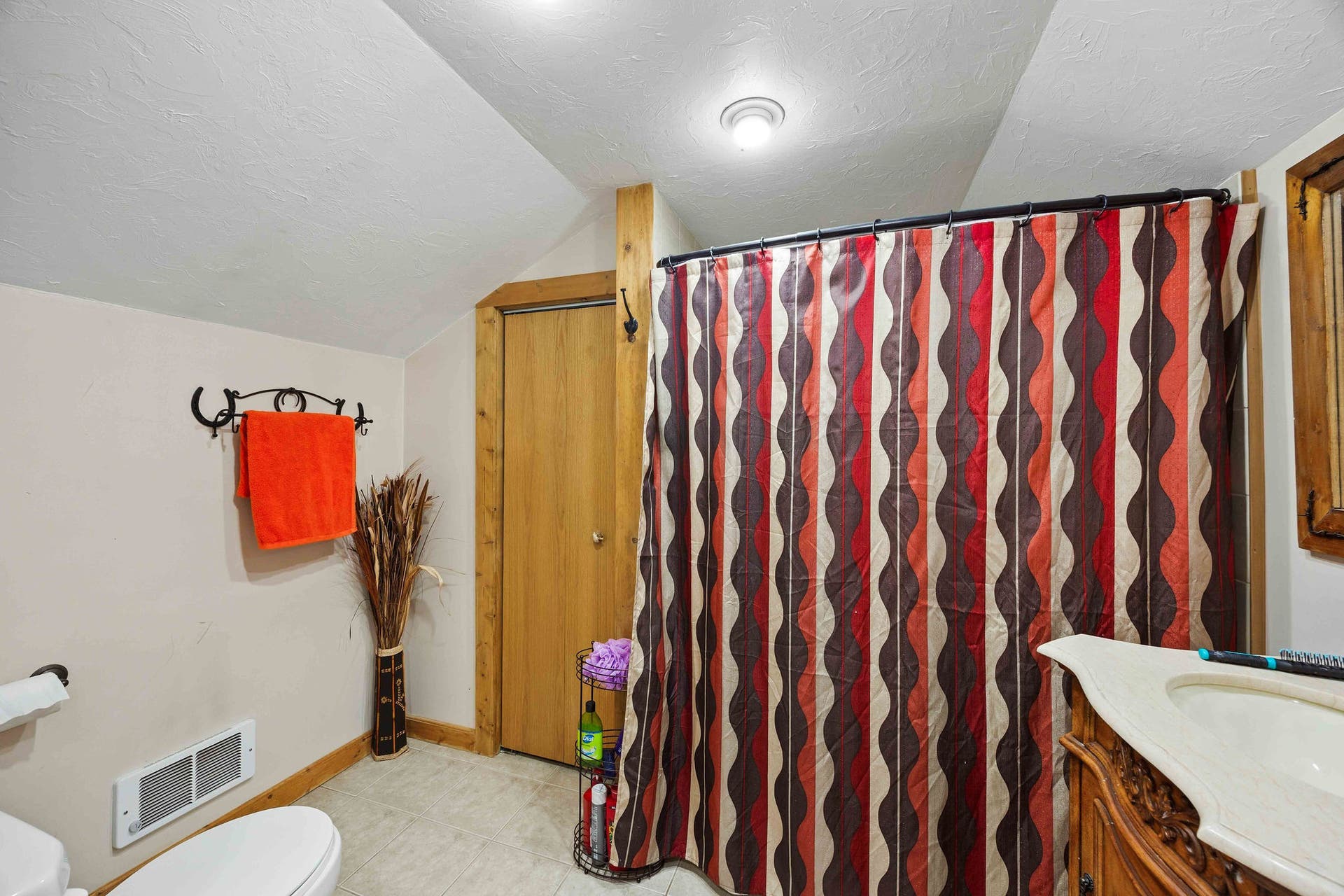 19605 Bower Lane, Proctor, MT 59929 2nd Bedroom Bath