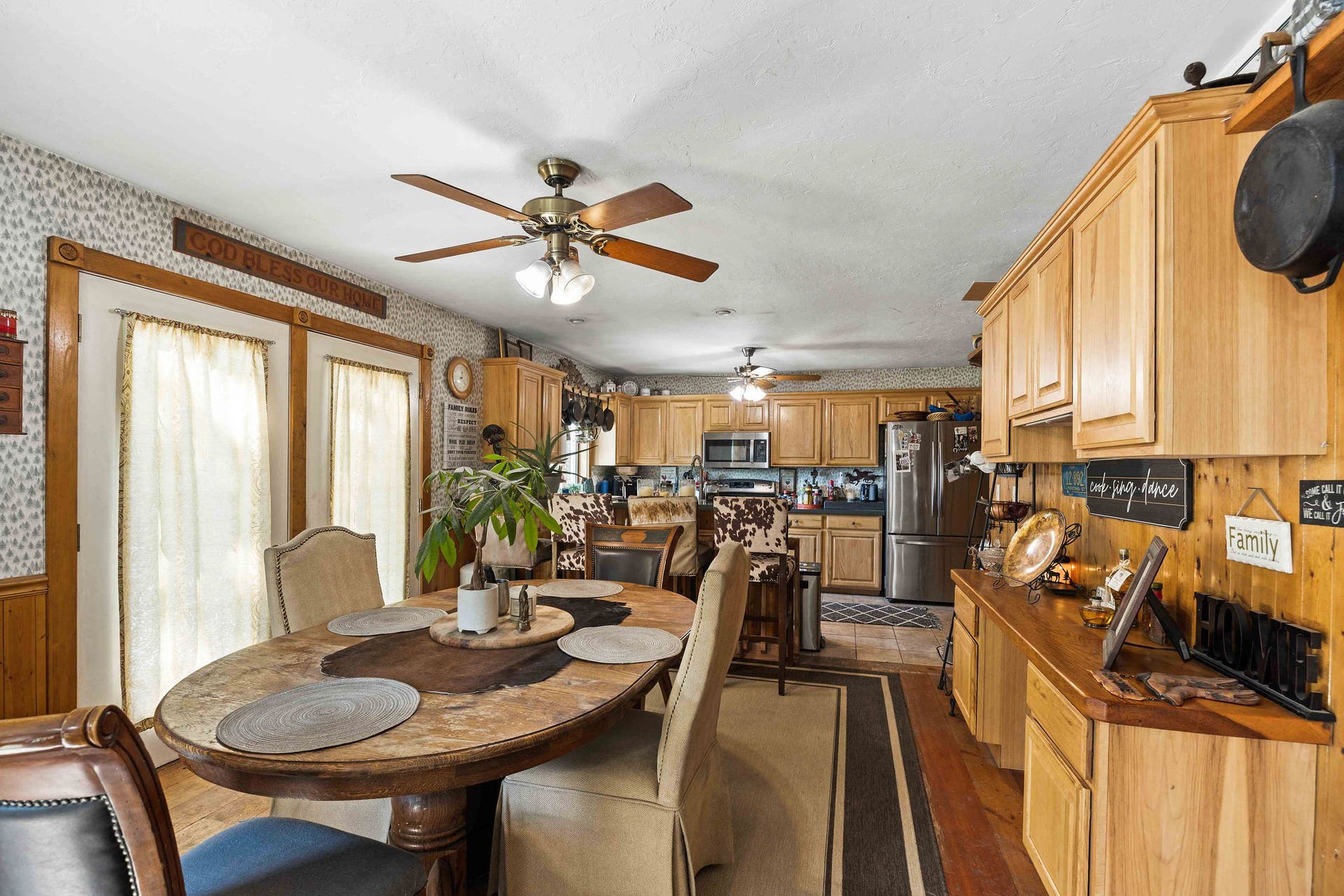 19605 Bower Lane, Proctor, MT 59929 Breakfast area