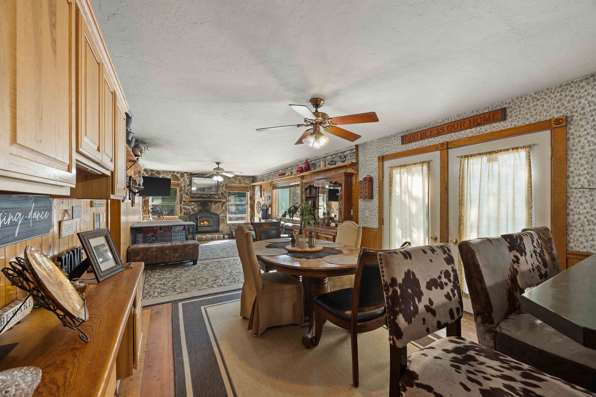 19605 Bower Lane, Proctor, MT 59929 Breakfast area