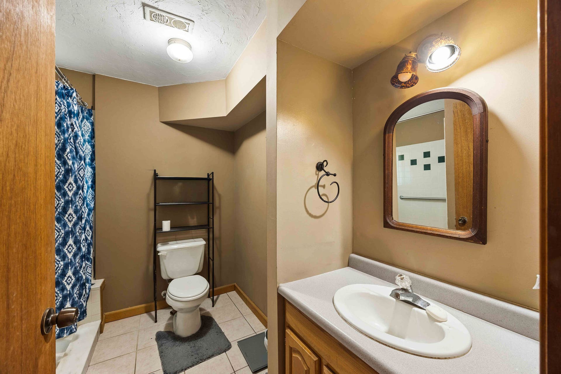 19605 Bower Lane, Proctor, MT 59929 In-law Suite Bath