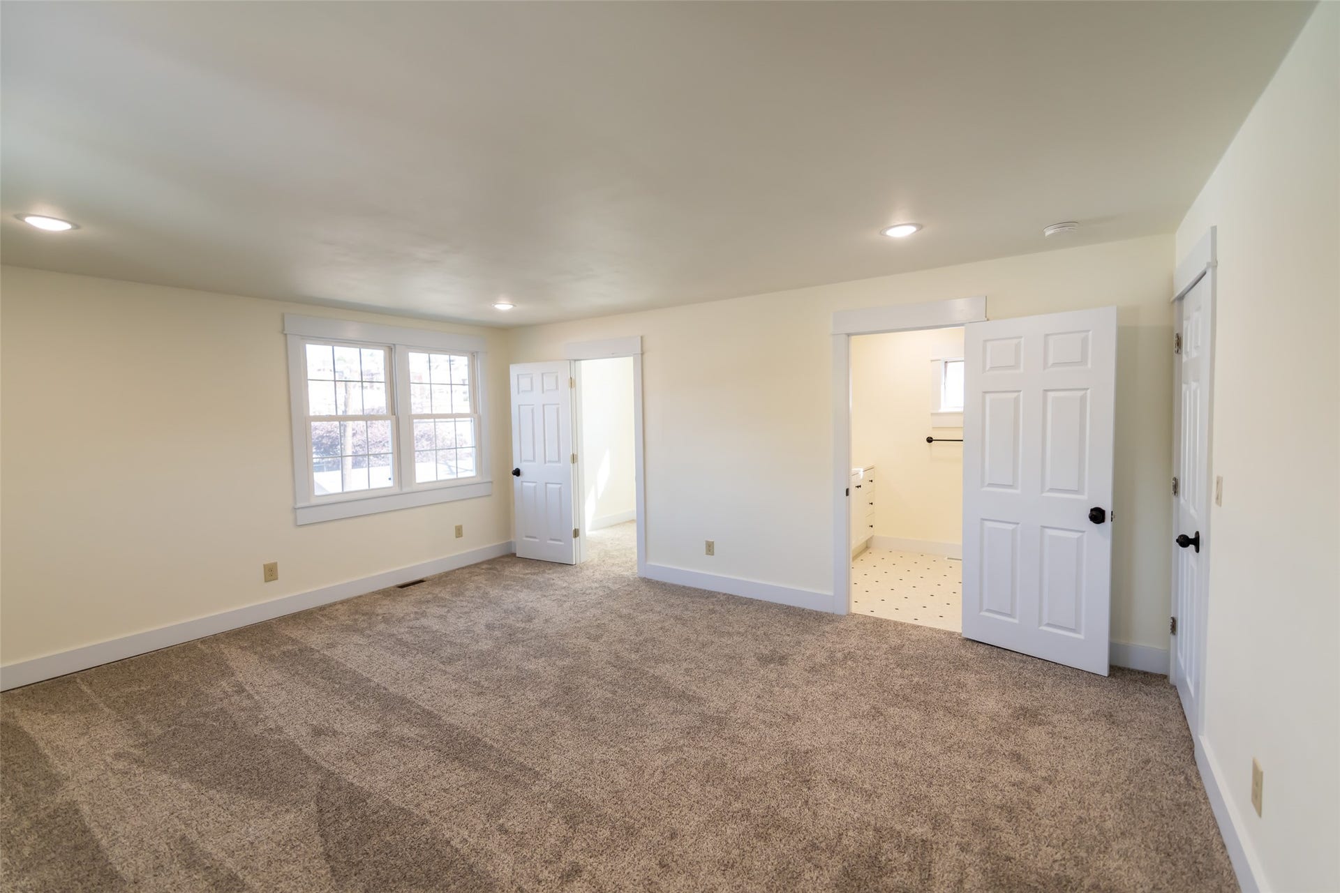 705 W Park Street, Butte, MT 59701 Spacious room with plush carpeting, recessed lighting, and multiple windows