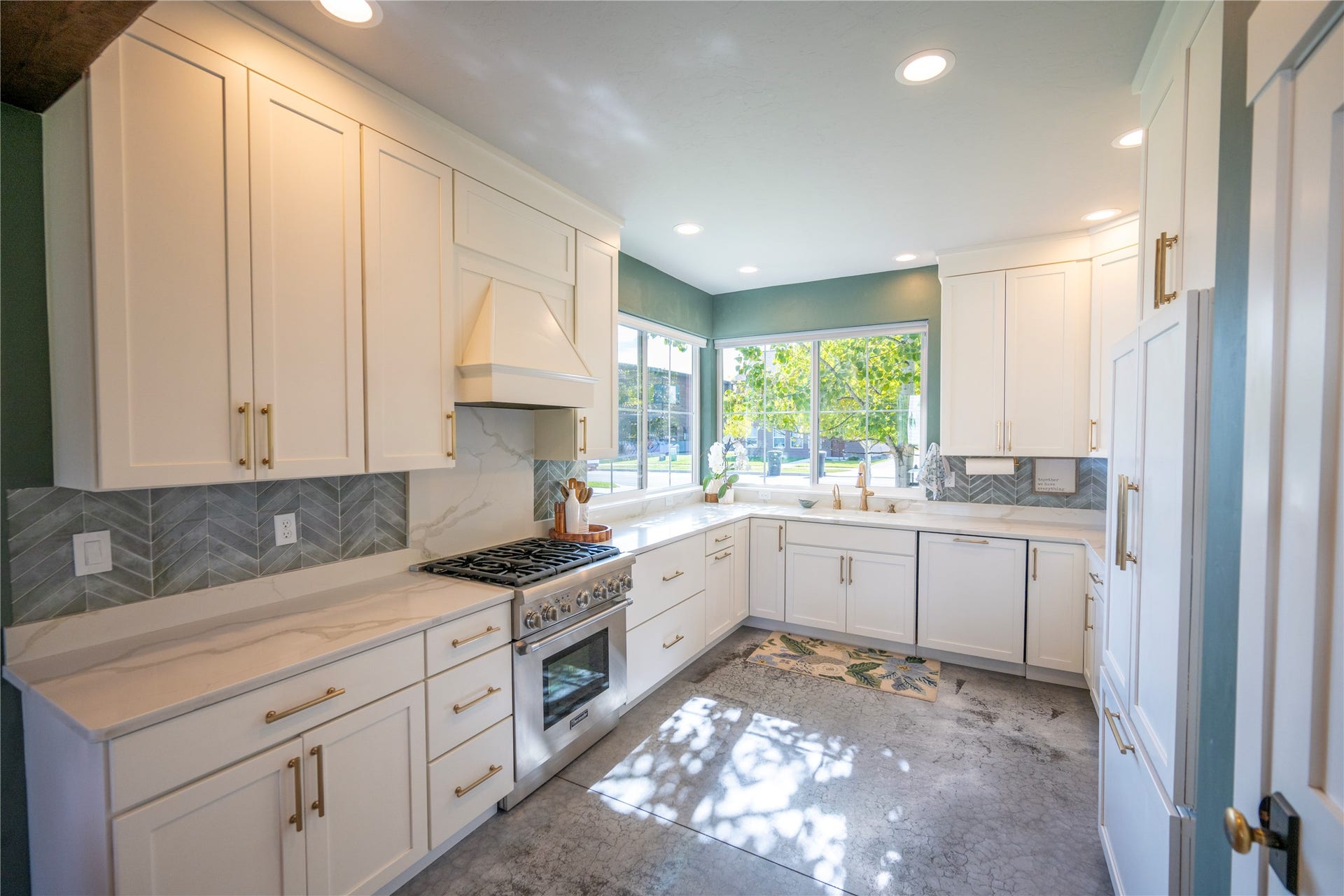 Light and bright kitchen