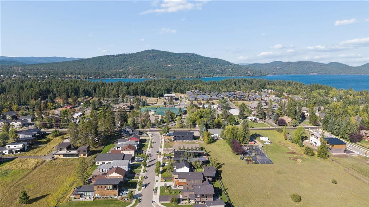 1 mile to downtown Whitefish