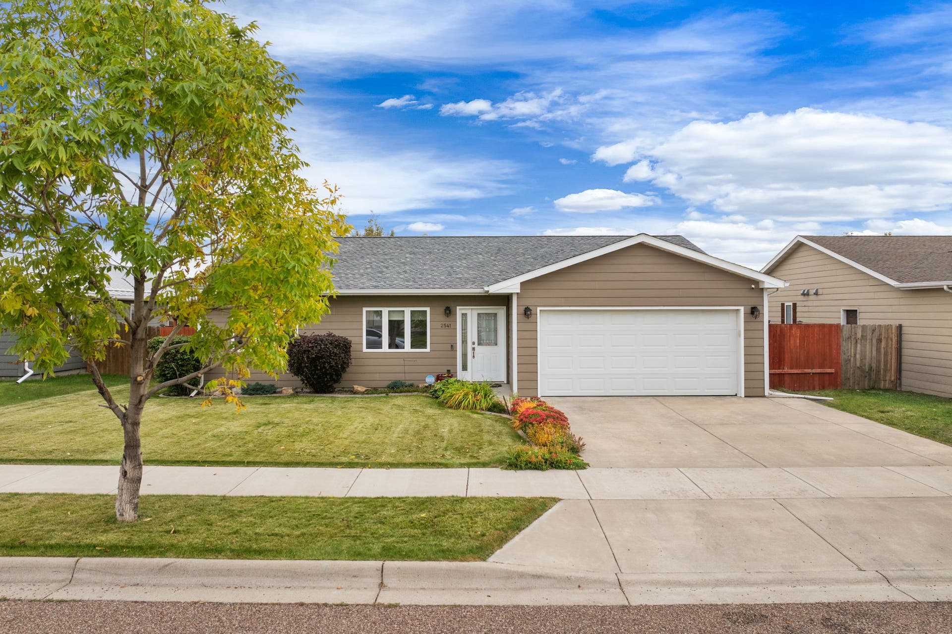 2541 Castle Pines Way, Great Falls, MT 59405 Ranch-style exterior with tan siding and white trim
