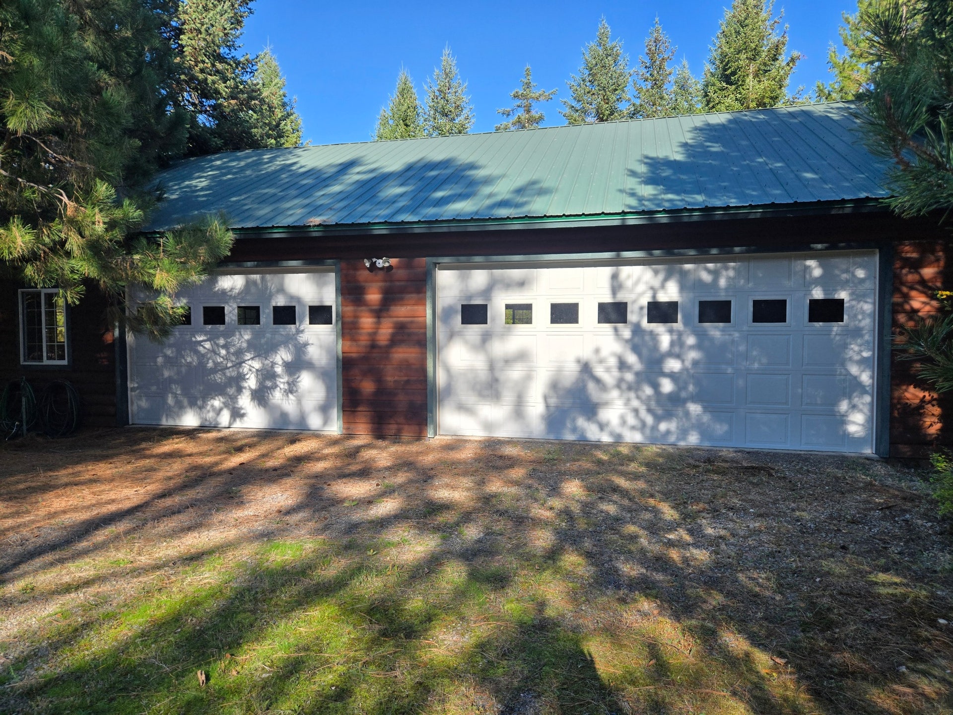 oversize 3+ car garage with home to the left of the picture