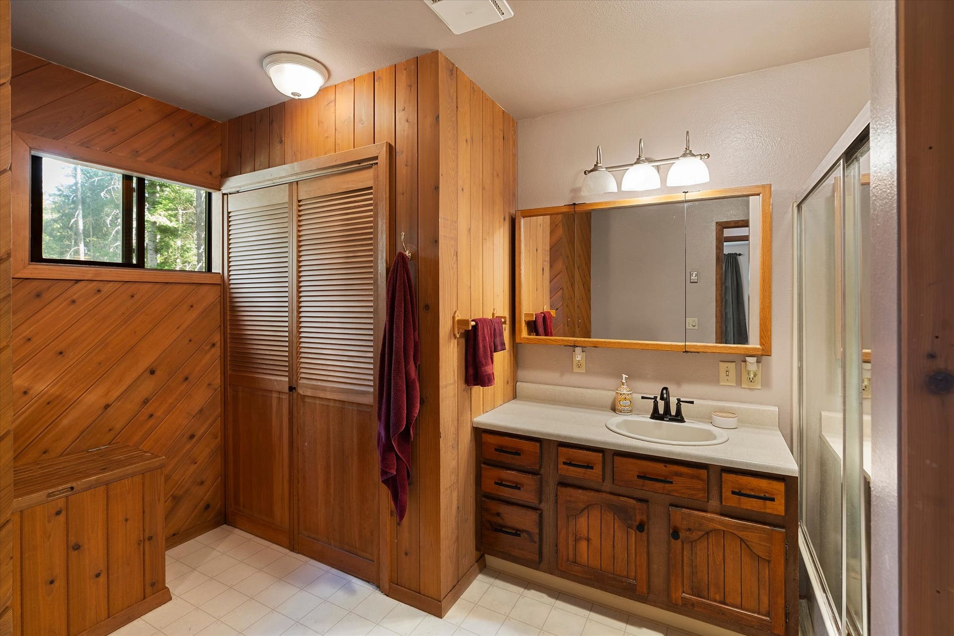 4955 Foothill Road, Bigfork, MT 59911 main level full bathroom
