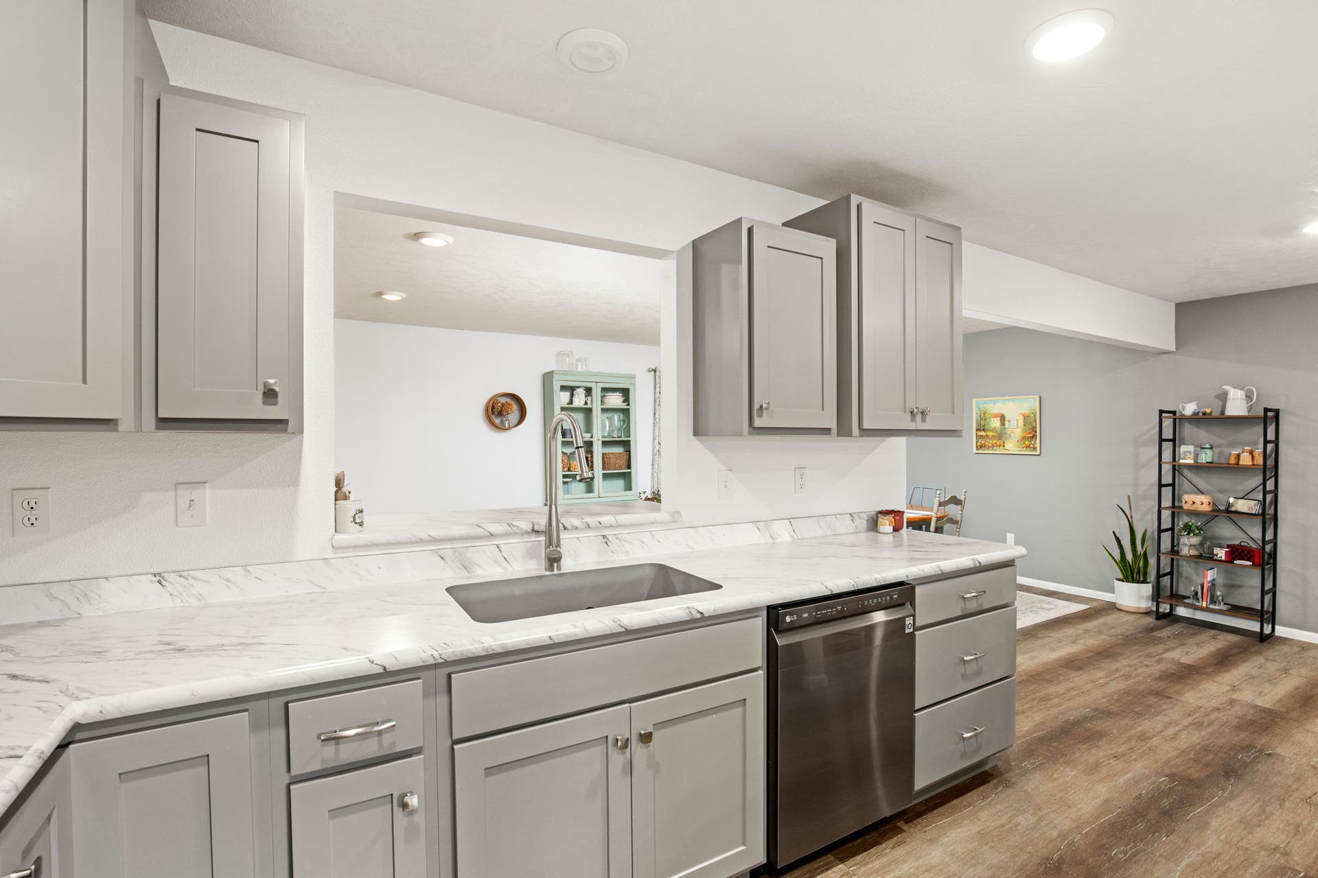 912 25th Avenue SW, Great Falls, MT 59404 Great counter space and storage