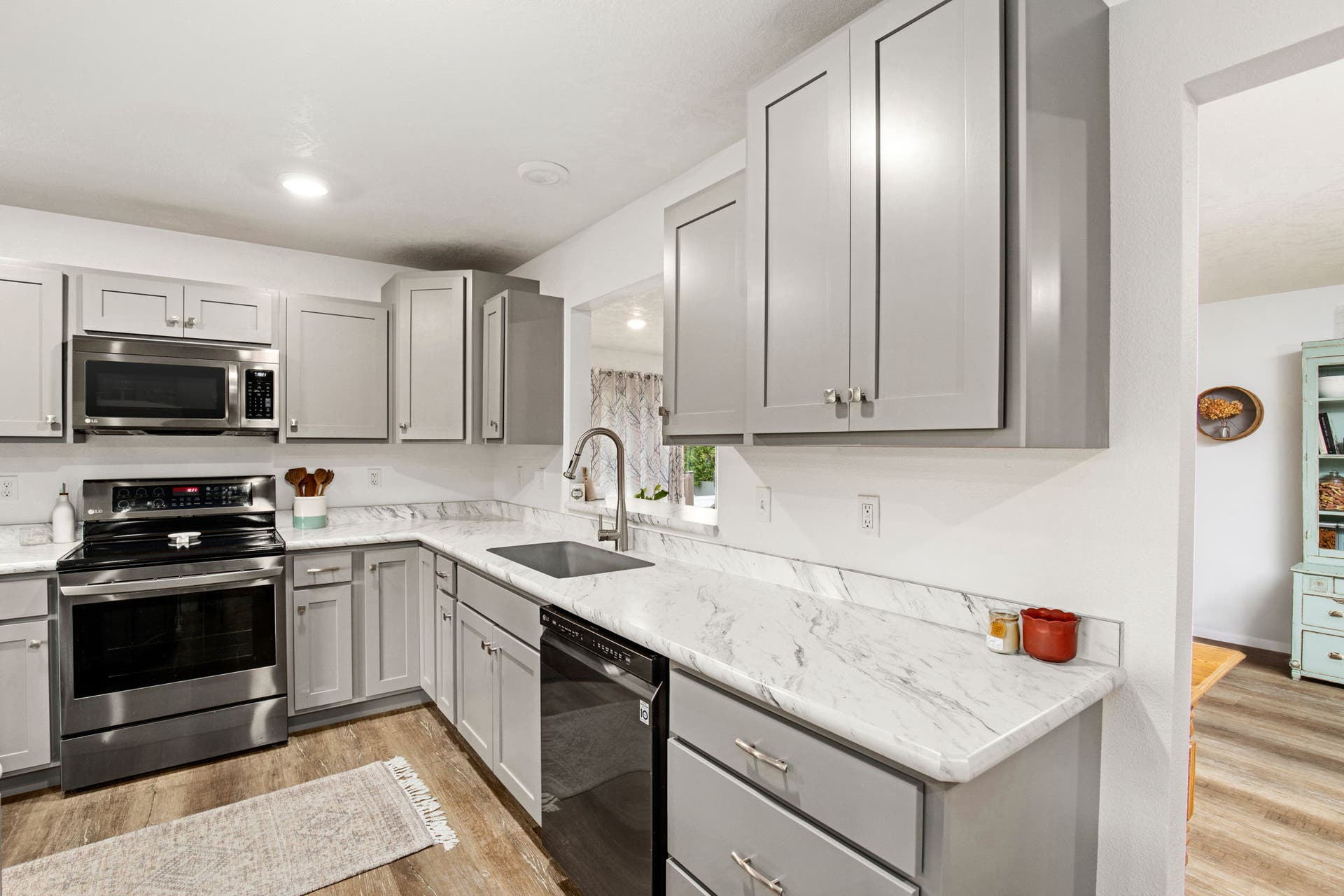 912 25th Avenue SW, Great Falls, MT 59404 Great counter space and storage