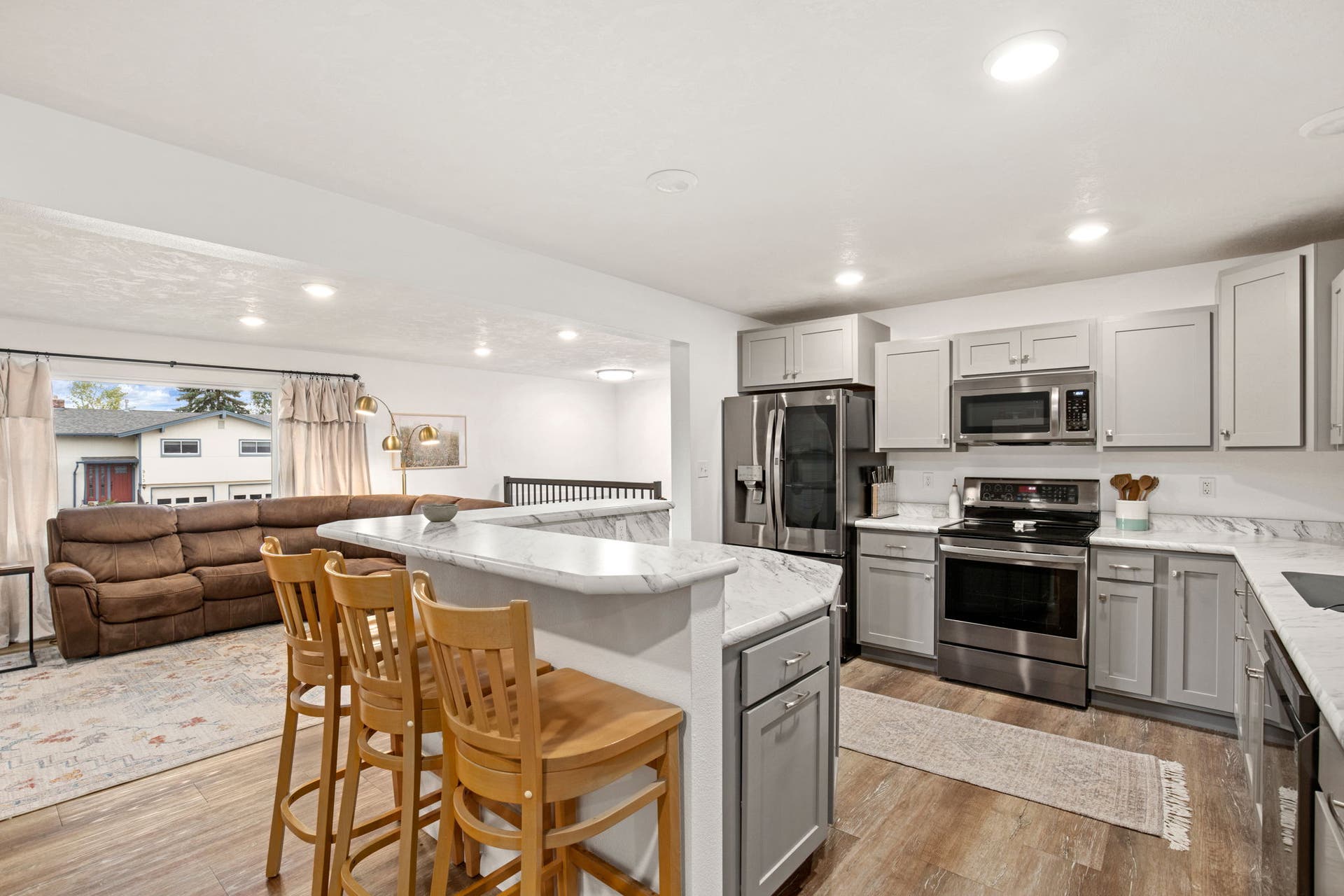 912 25th Avenue SW, Great Falls, MT 59404 Eat in island
