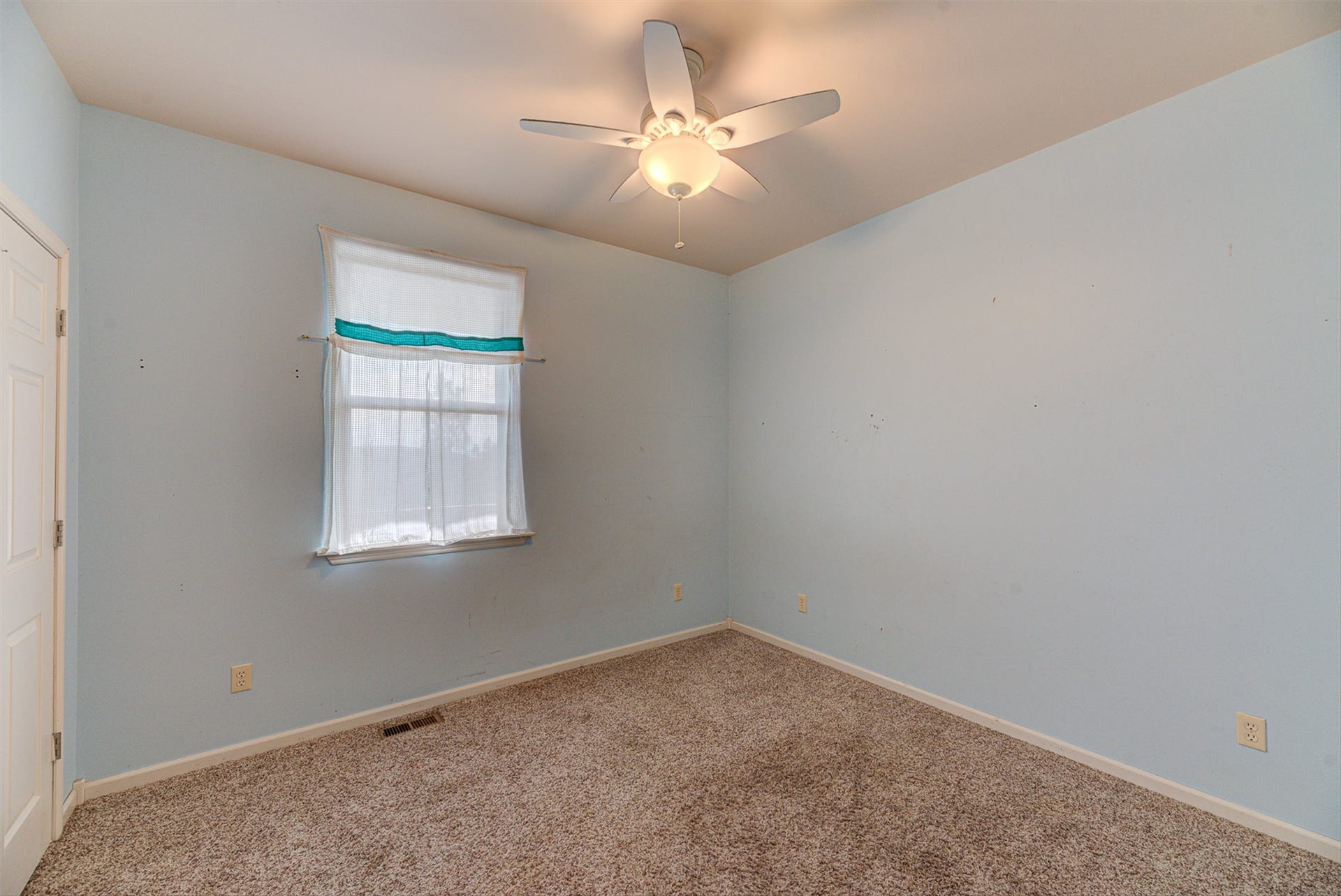 8224 Hillside Drive, Helena, MT 59602 Vaulted ceiling with an attached ceiling fan, carpet flooring, and a single window