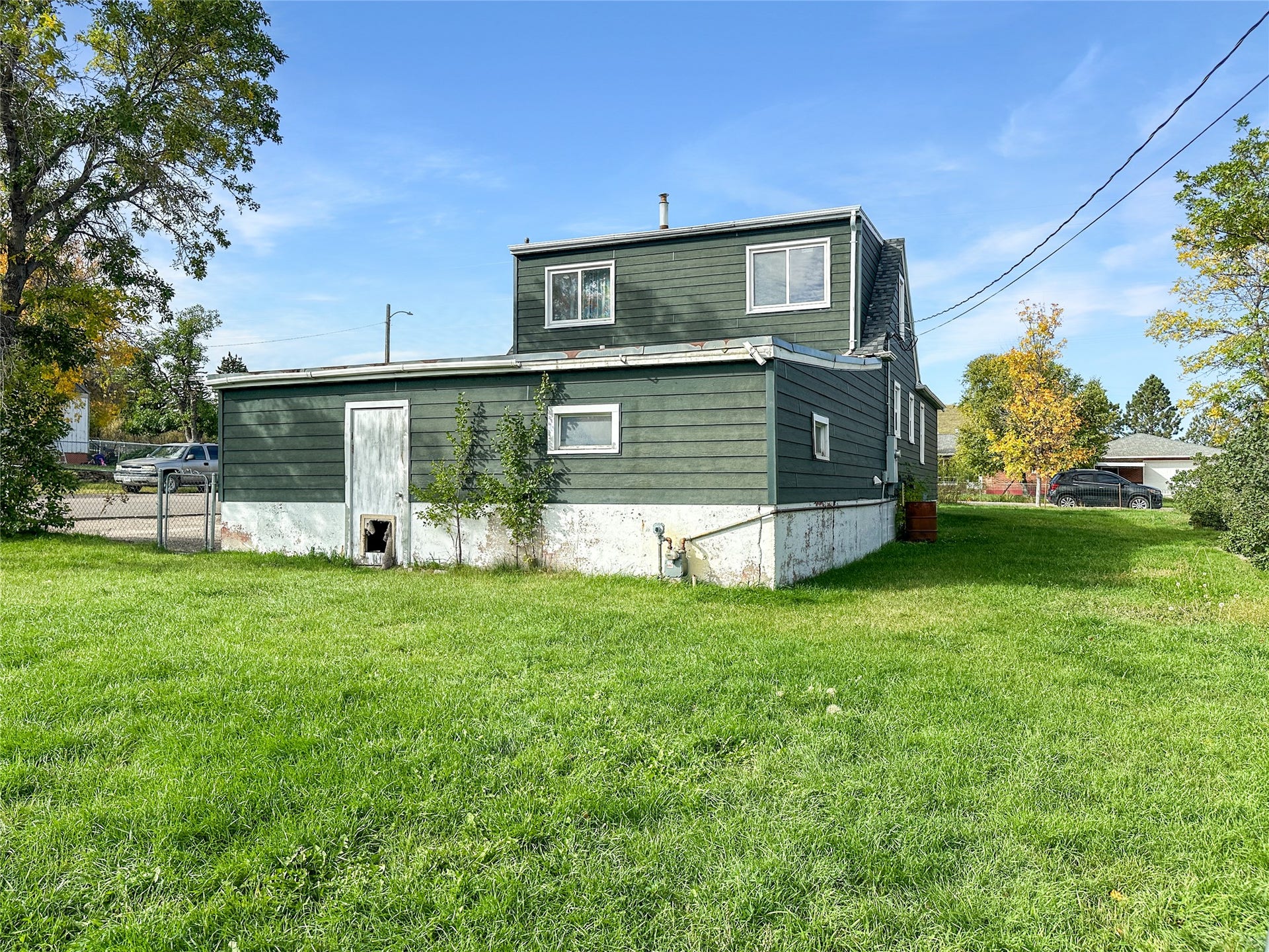 1123 2nd Street N, Shelby, MT 59474 Expansive lawn with partial fencing and mature trees