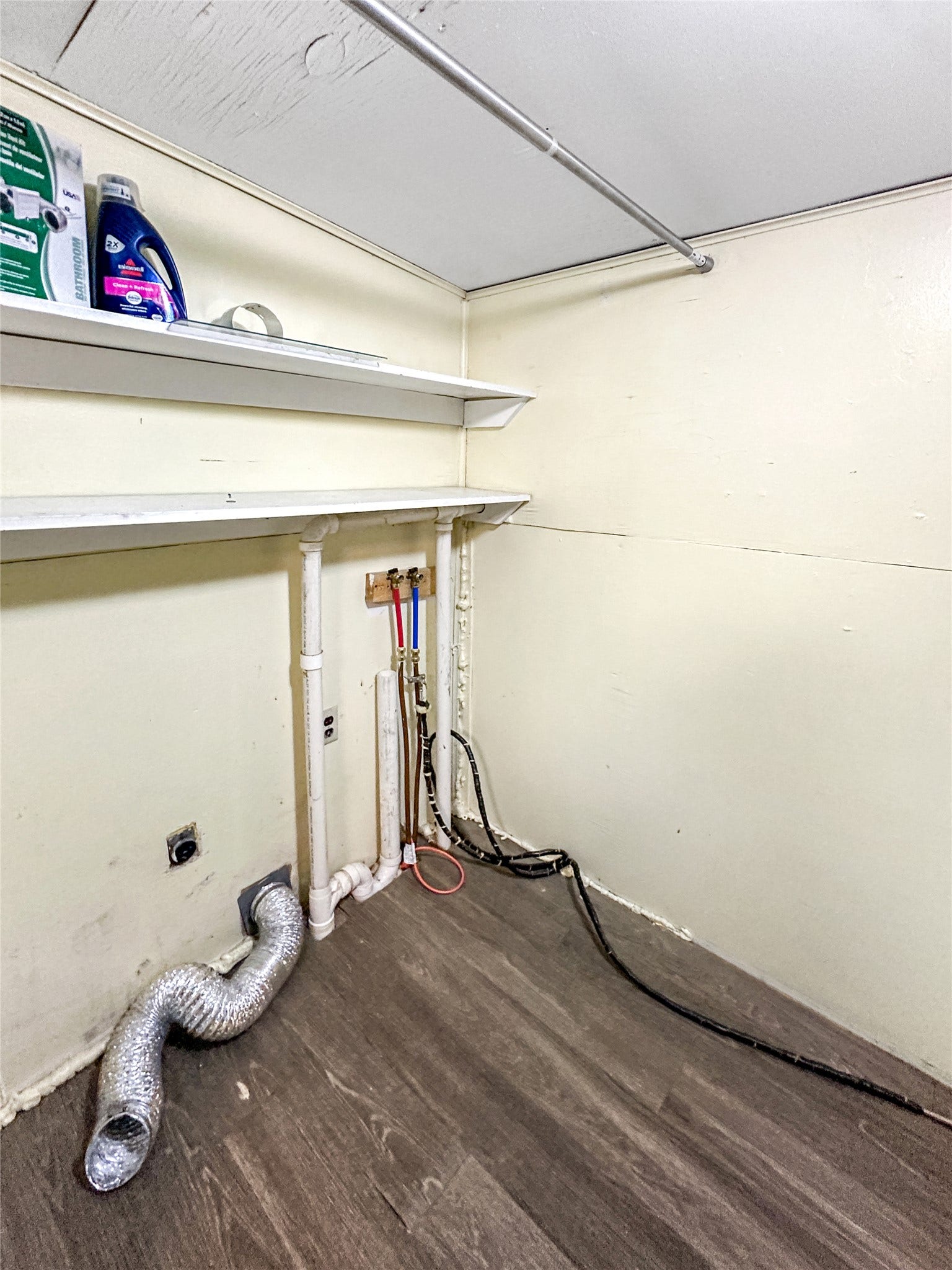 1123 2nd Street N, Shelby, MT 59474 Wood-finish flooring, washer dryer hook ups, 2 shelves
