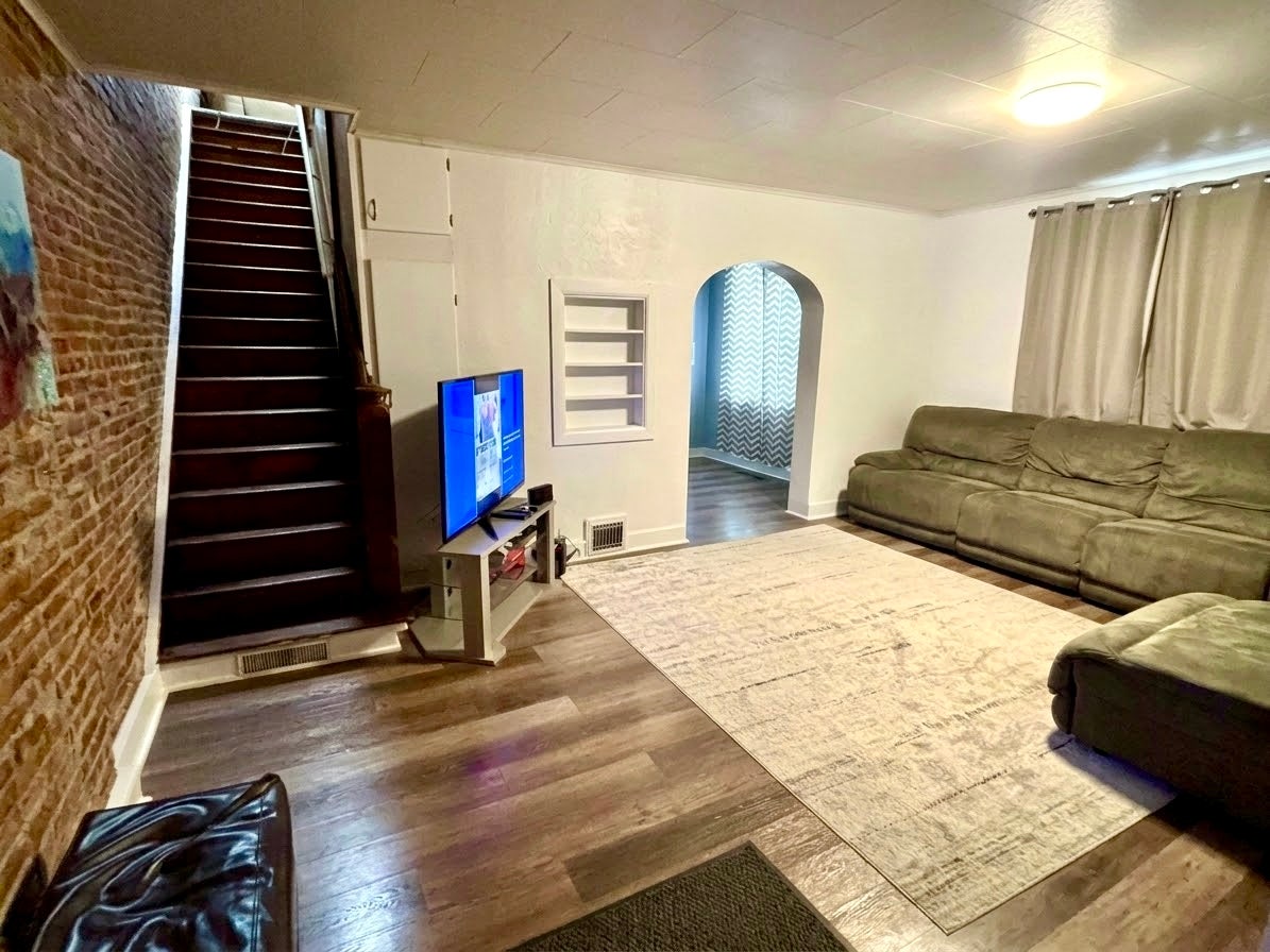 31 S Rodney Livingroom