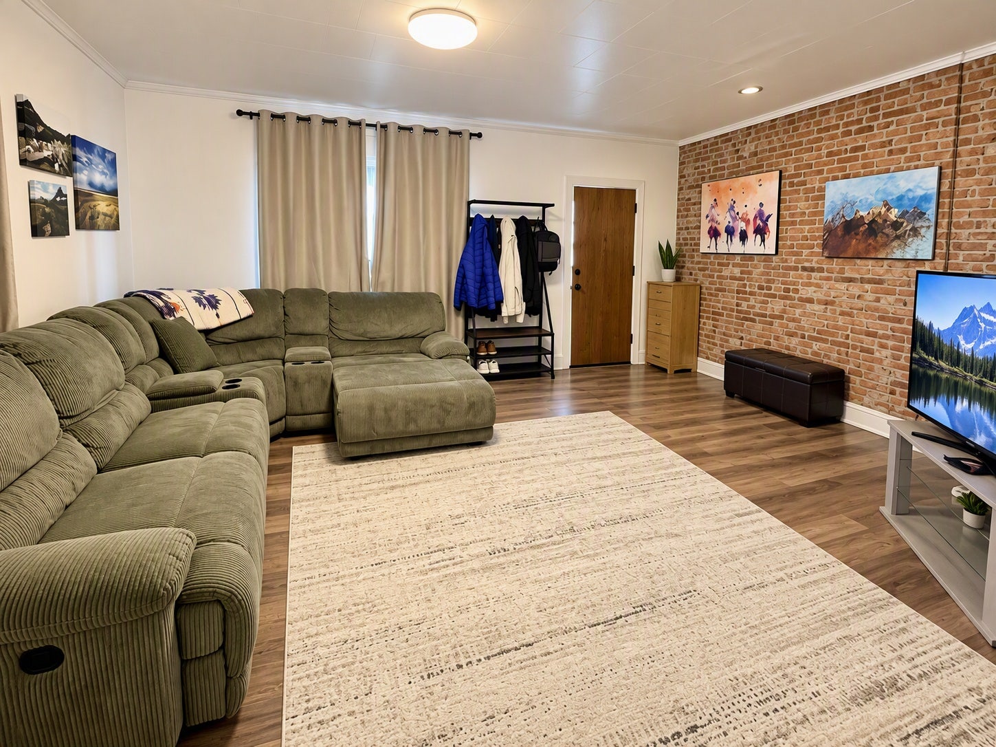 31 S Rodney Livingroom
