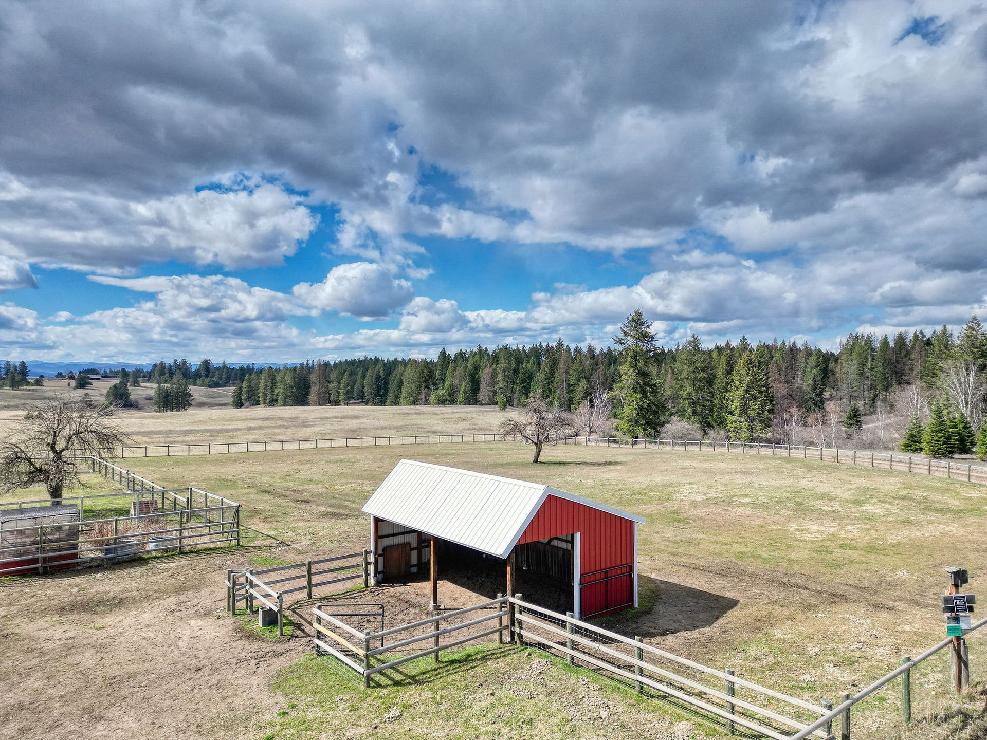 170 Kohler Lake Lane, Kalispell, MT 59901 Horse structure