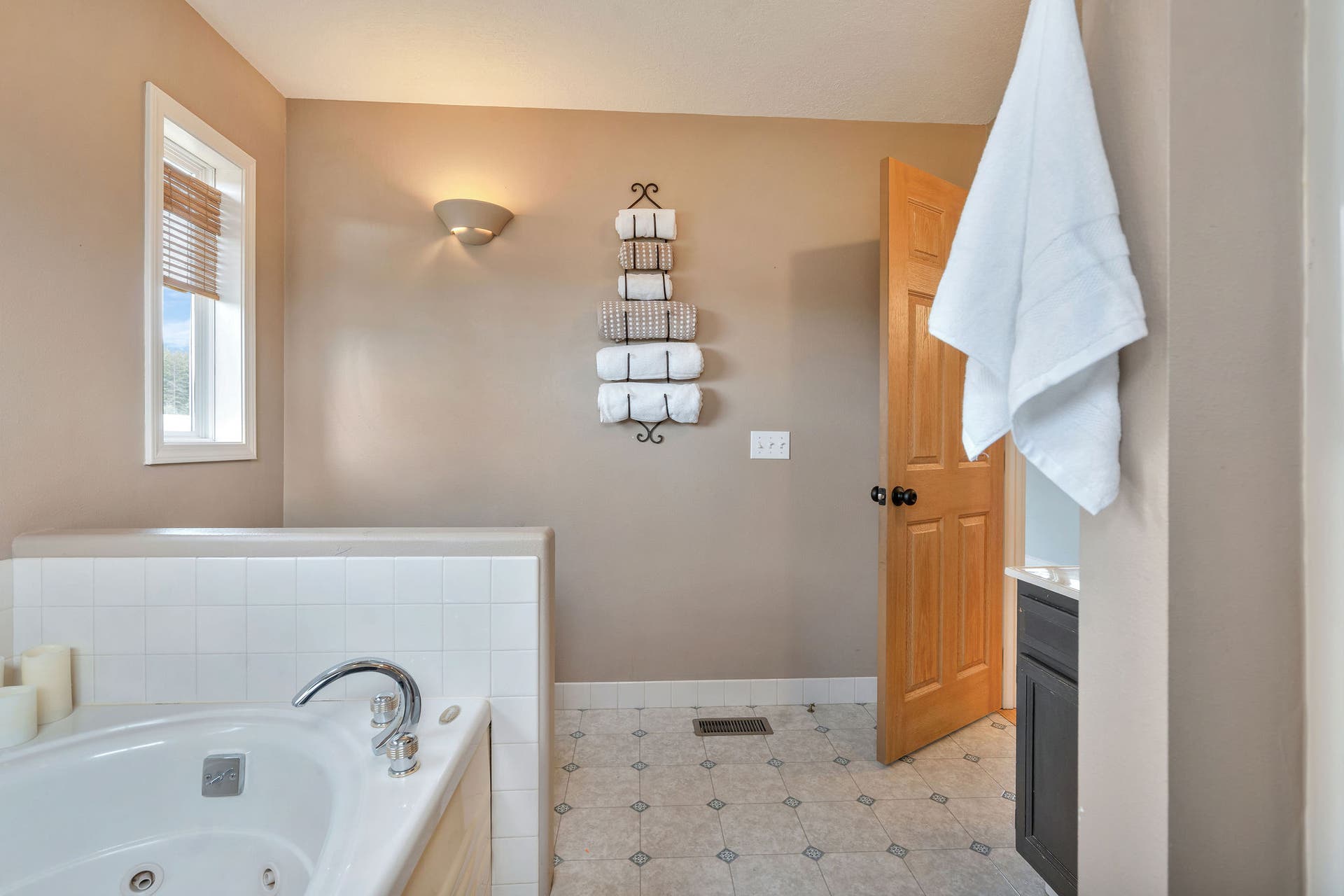 170 Kohler Lake Lane, Kalispell, MT 59901 Primary en-suite bathroom