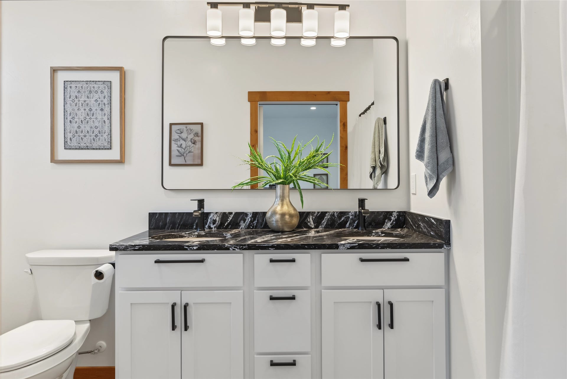 710 August Way, Kalispell, MT 59901 Primary bedroom bathroom