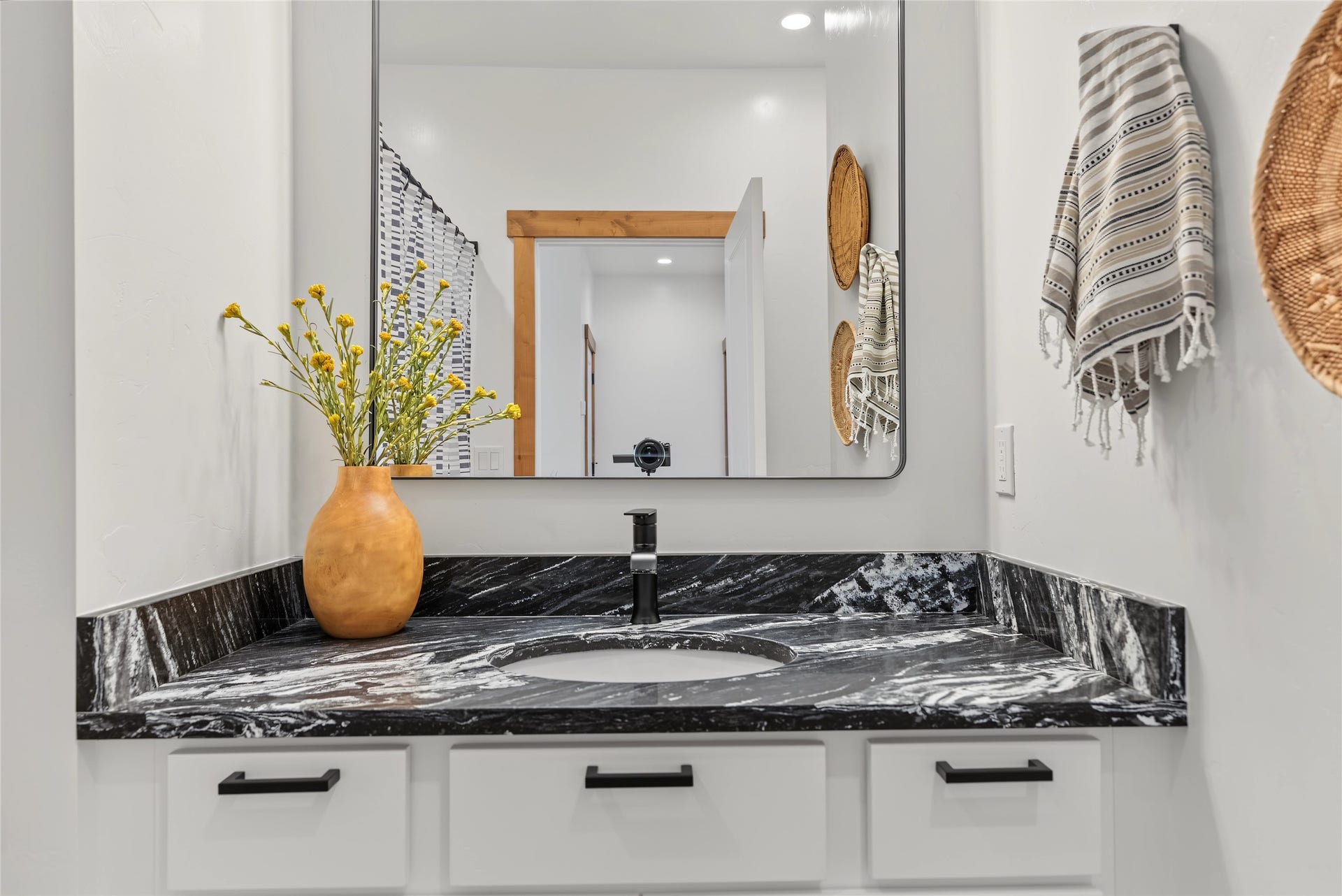 710 August Way, Kalispell, MT 59901 Guest bathroom