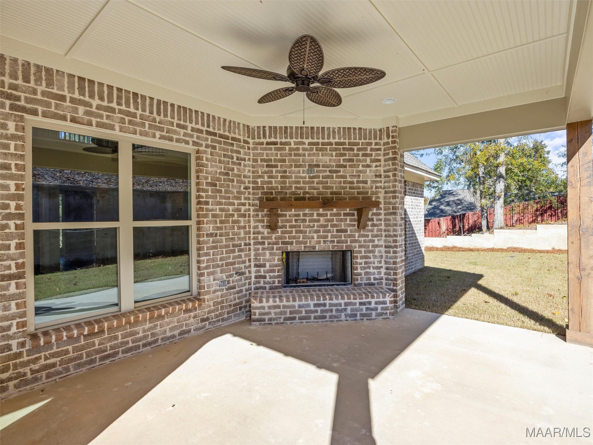 Patio w/ fireplace