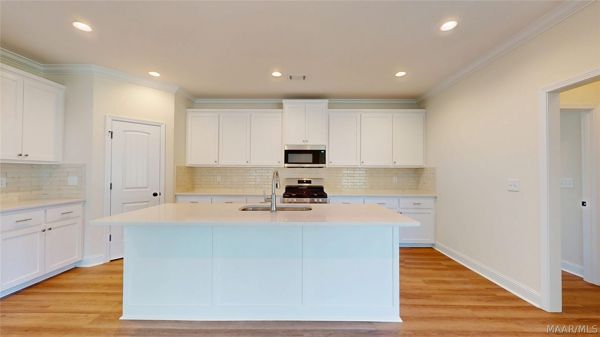 Kitchen with Breakfast Bar/Work Island