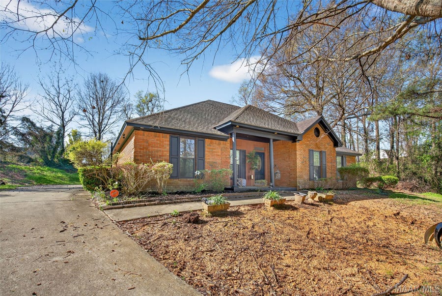 Property photo for 186 Lake Bend Cove, Elmore, AL