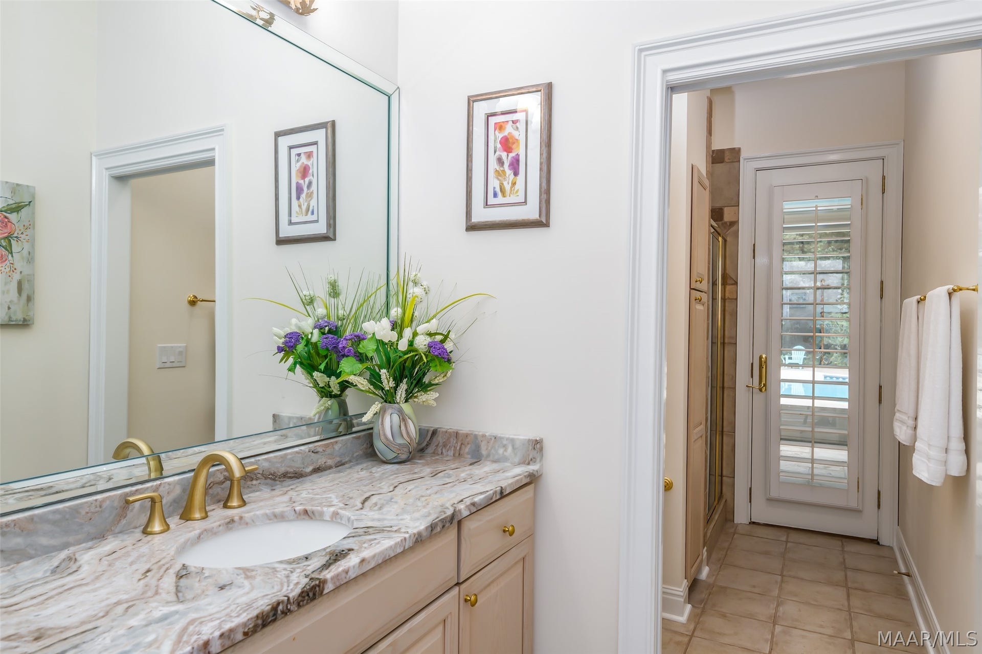 Full, pool bath with easy access to the exterior.