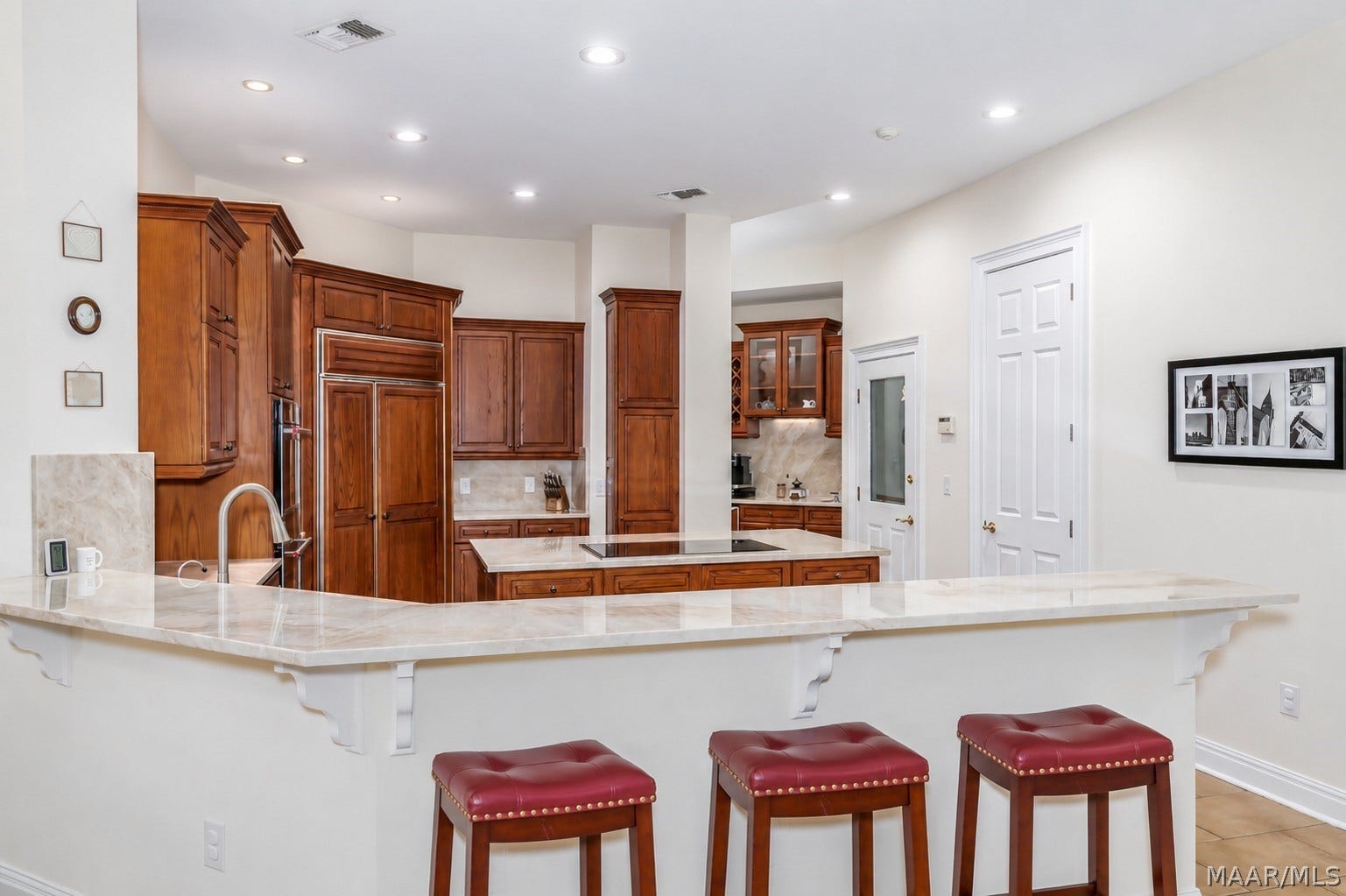 Generous breakfast bar with seatingperfect for casual dining
