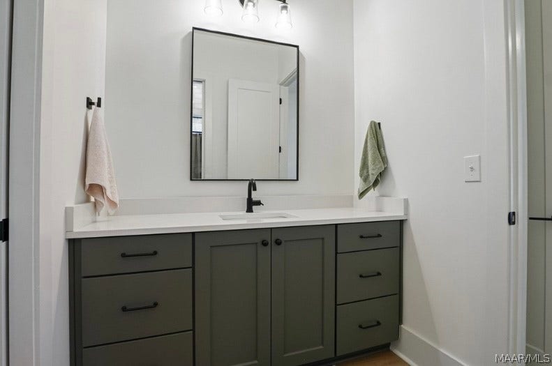 581 King's Meadow Street, Pike Road, AL 36064 Jack & Jill bath between the front 2 bedrooms