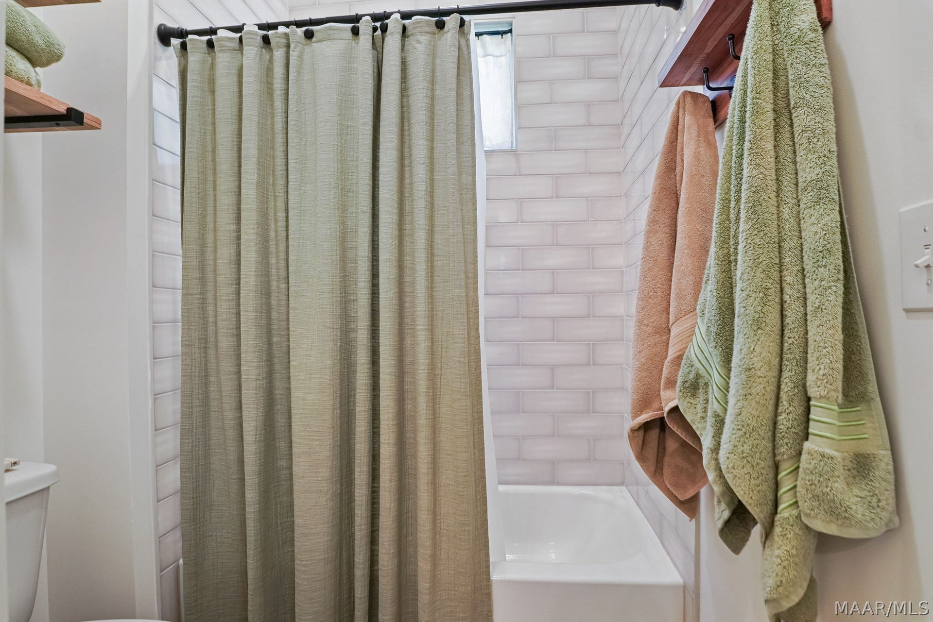 581 King's Meadow Street, Pike Road, AL 36064 Jack & Jill bath between the front 2 bedrooms
