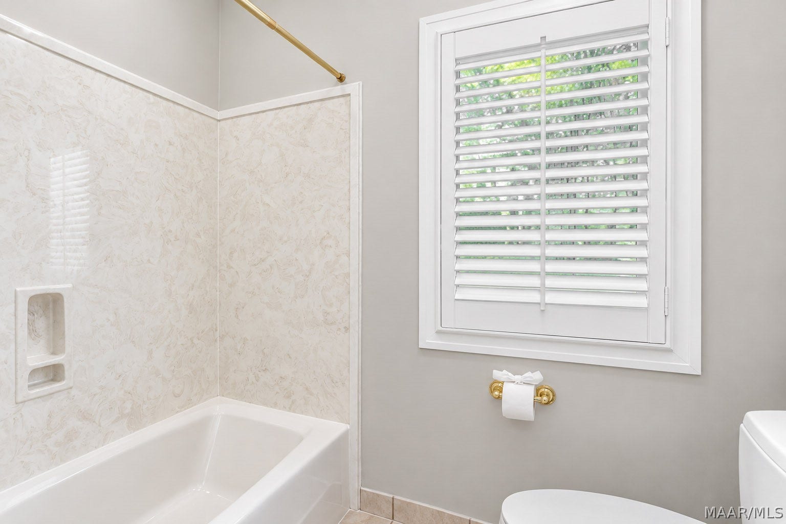 5660 Woodside Circle, Montgomery, AL 36117 UPSTAIRS HALL BATH