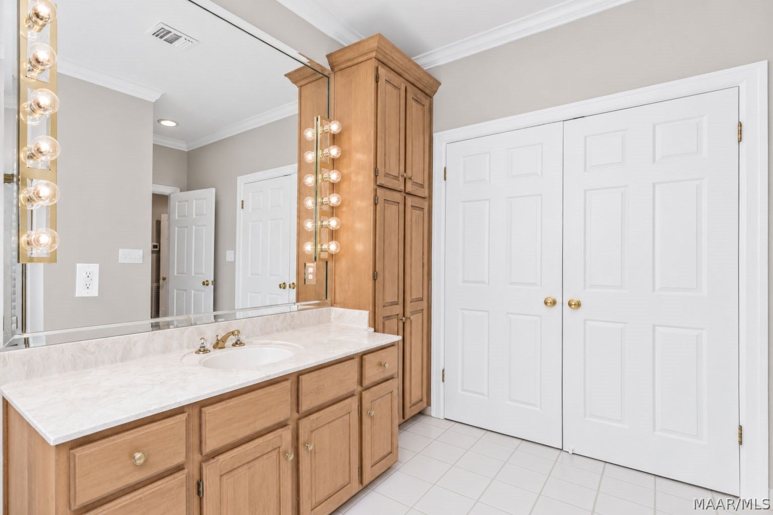 5660 Woodside Circle, Montgomery, AL 36117 UPSTAIRS BATHROOM