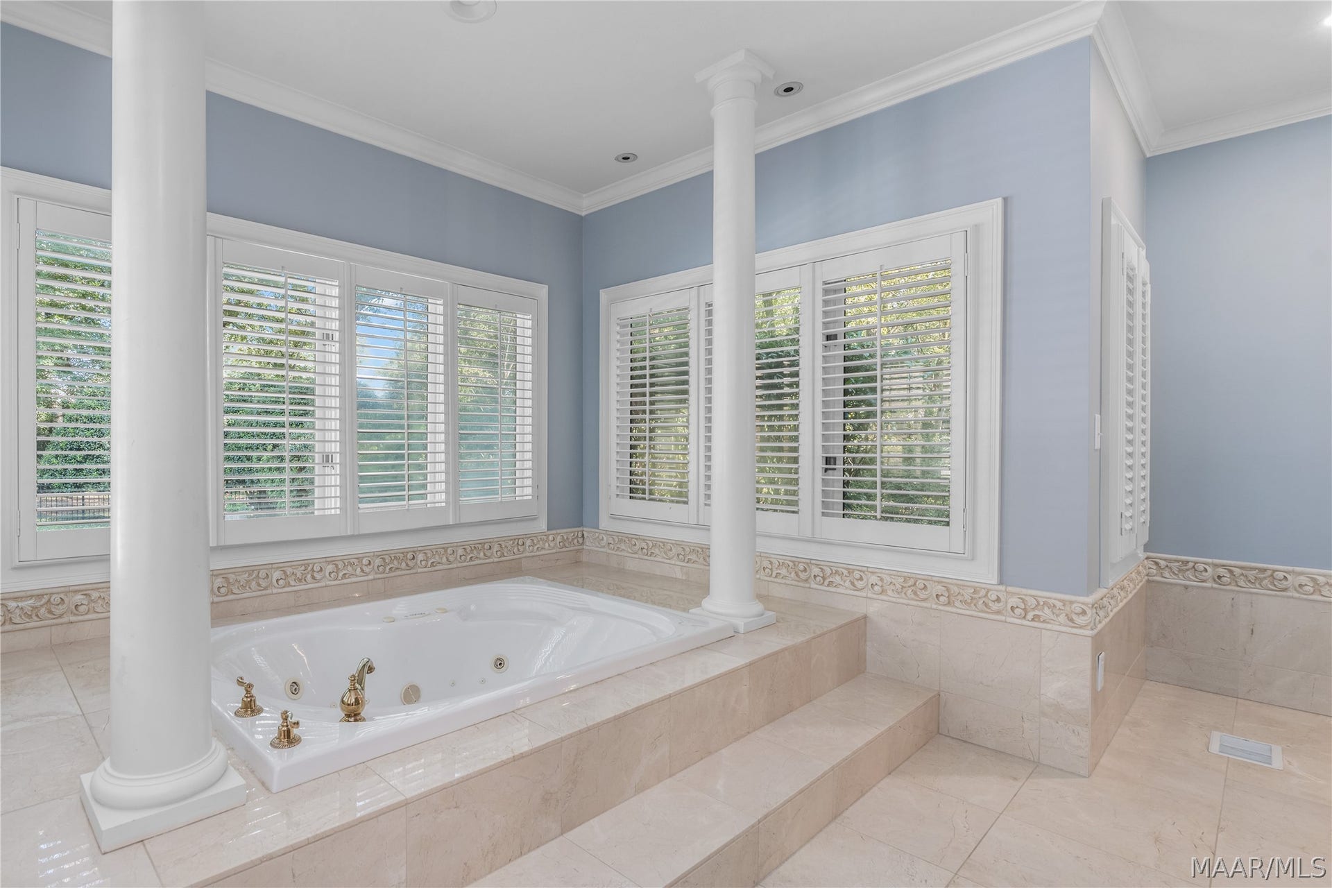 5660 Woodside Circle, Montgomery, AL 36117 LARGE GARDEN TUB