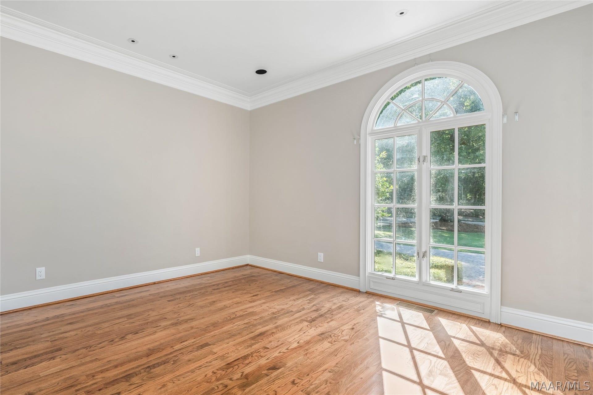 5660 Woodside Circle, Montgomery, AL 36117 LIVING ROOM