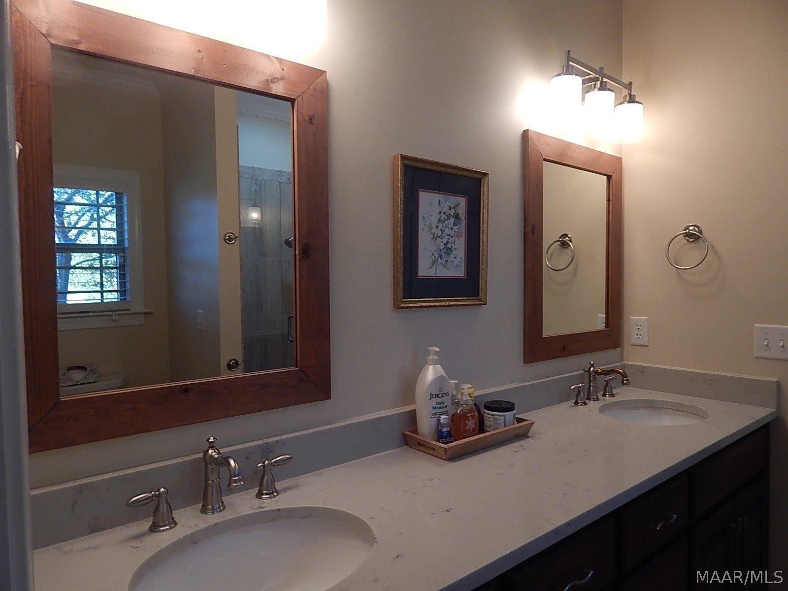 QUARTZ FULL BATH BETWEEN BRS