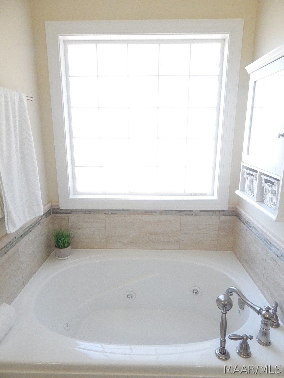 JETTED TUB FOR RELAXING YOUR CARES AWAY!!!