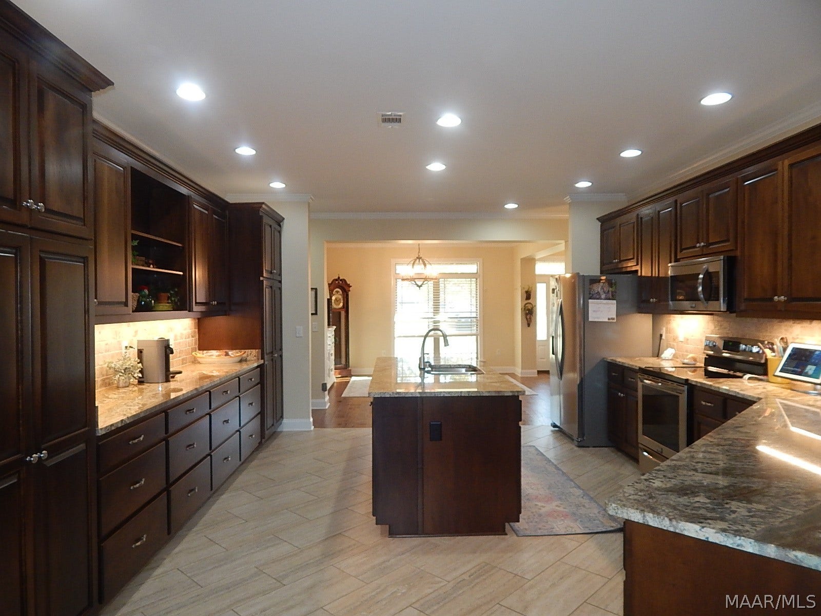 GORGEOUS GRANITE KITCHEN