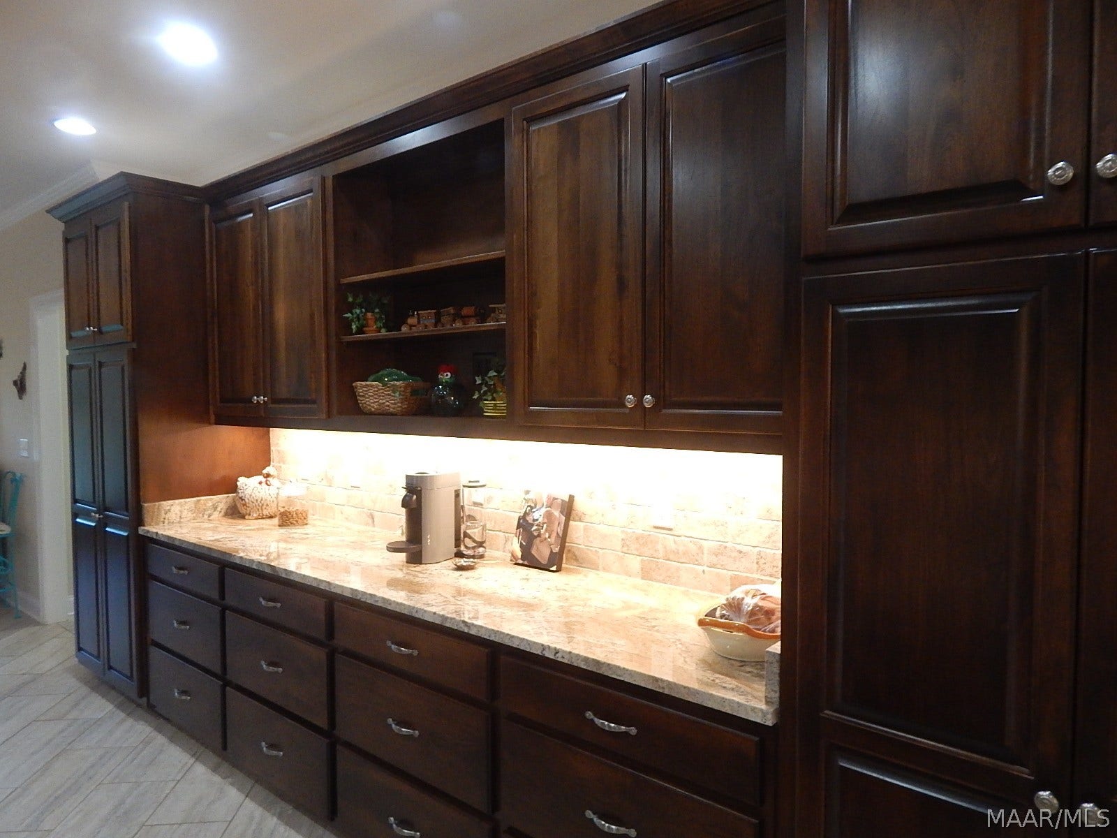 BEAUTIFUL KITCHEN CABINETS-SO MUCH STORAGE