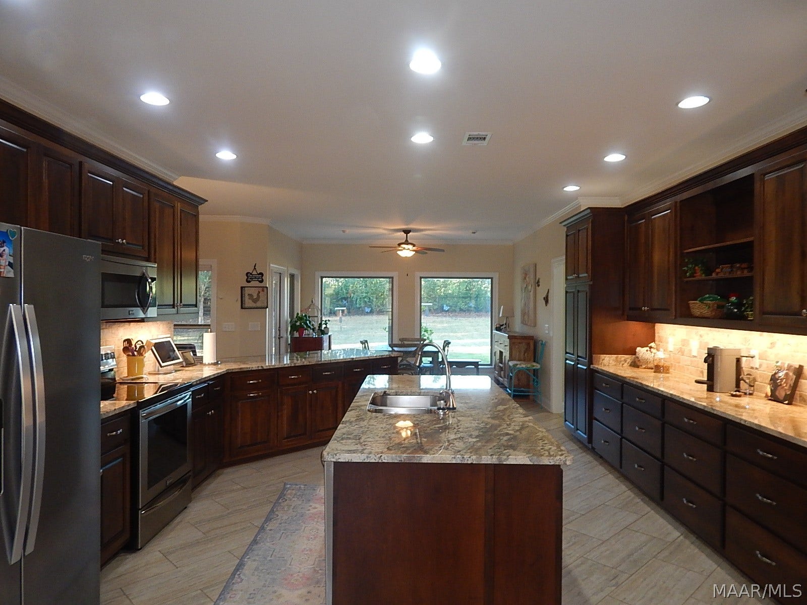 GORGEOUS HUGE KITCHEN
