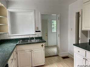 LARGE KITCHEN