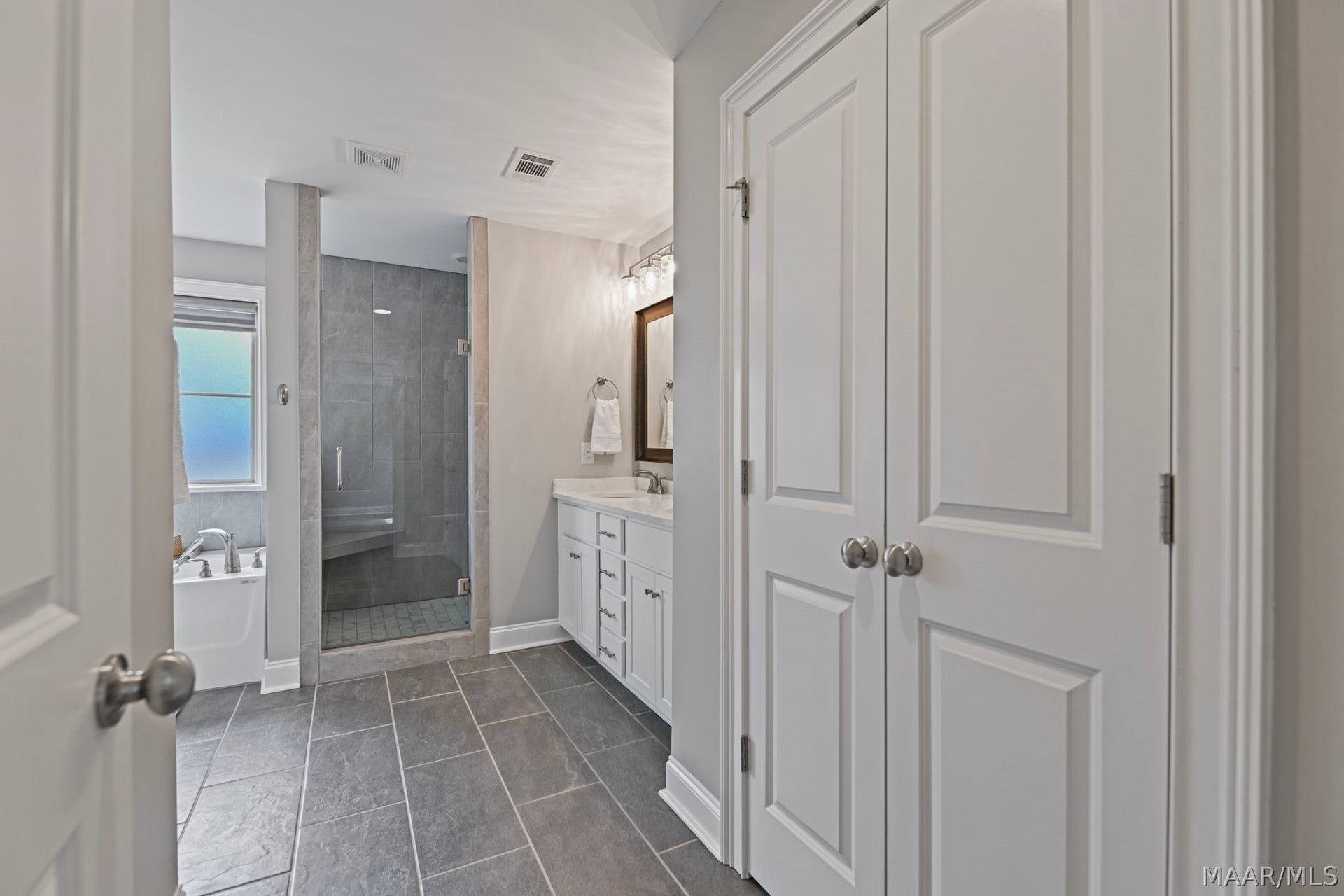 Luxurious primary bath