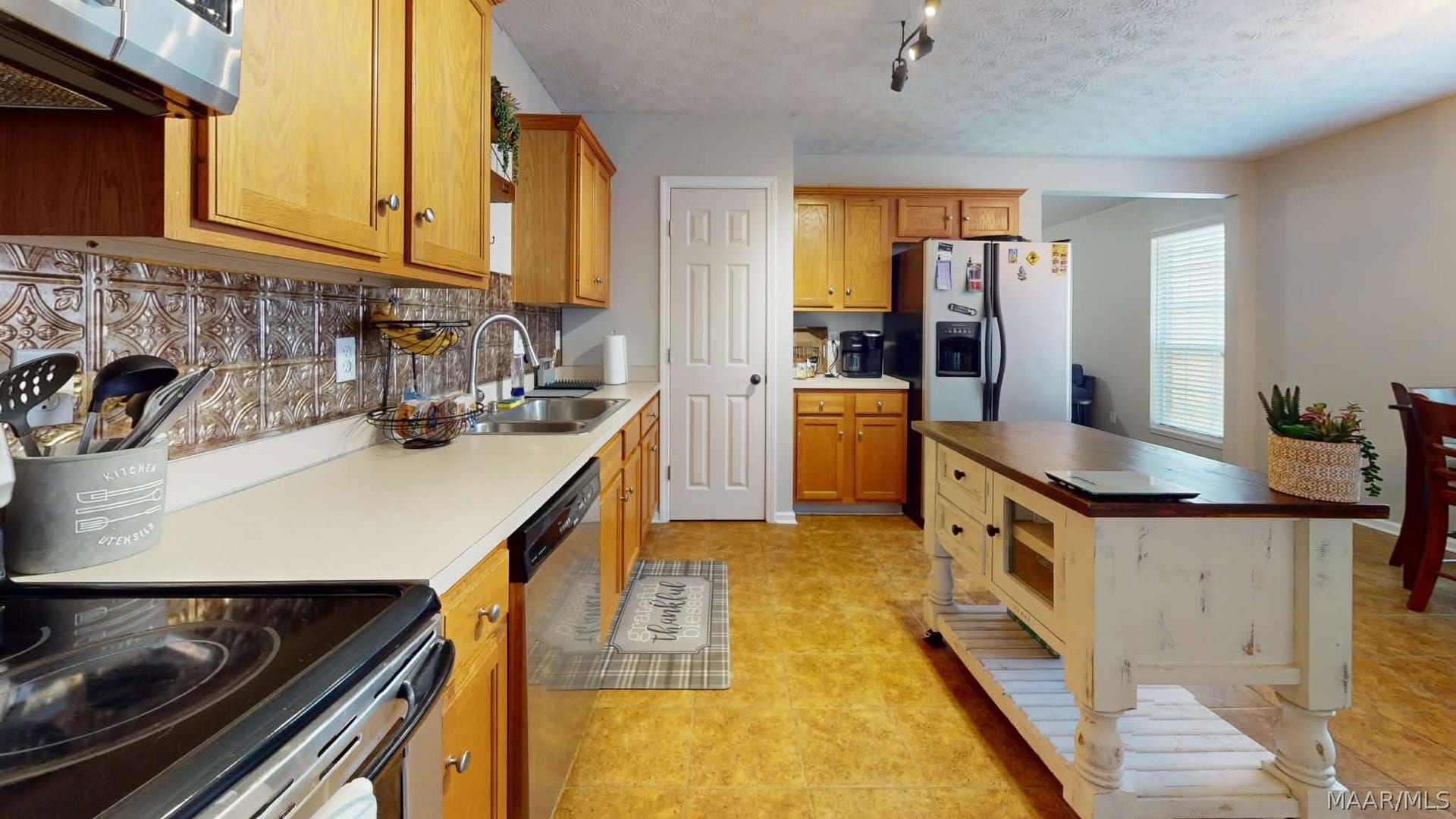 250 Mill Ridge Drive, Millbrook, AL 36054 Wonderful kitchen for cooking/entertaining.