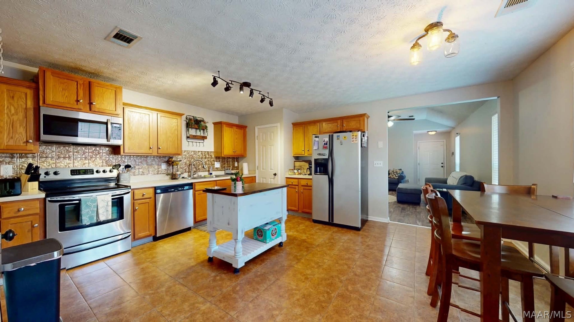 250 Mill Ridge Drive, Millbrook, AL 36054 BIG kitchen!