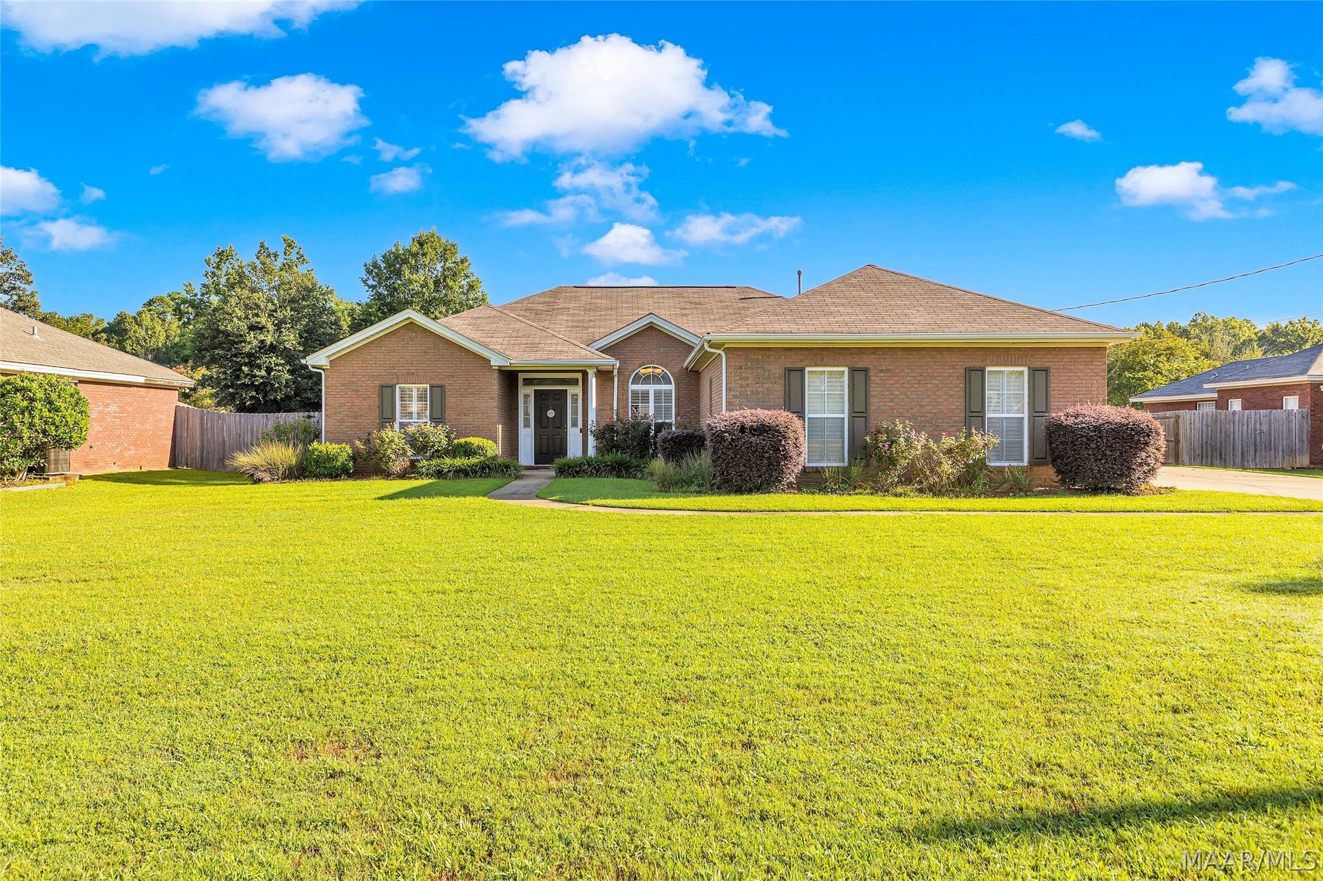 586 INGLESIDE Way, Pike Road, AL 36064 Full view of entrance