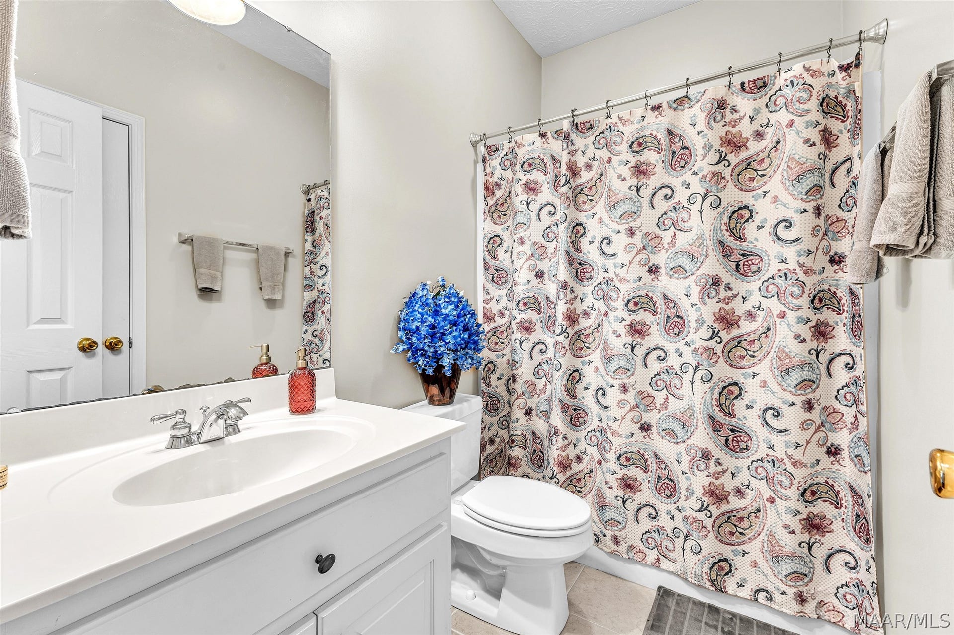 586 INGLESIDE Way, Pike Road, AL 36064 Guest Bathroom