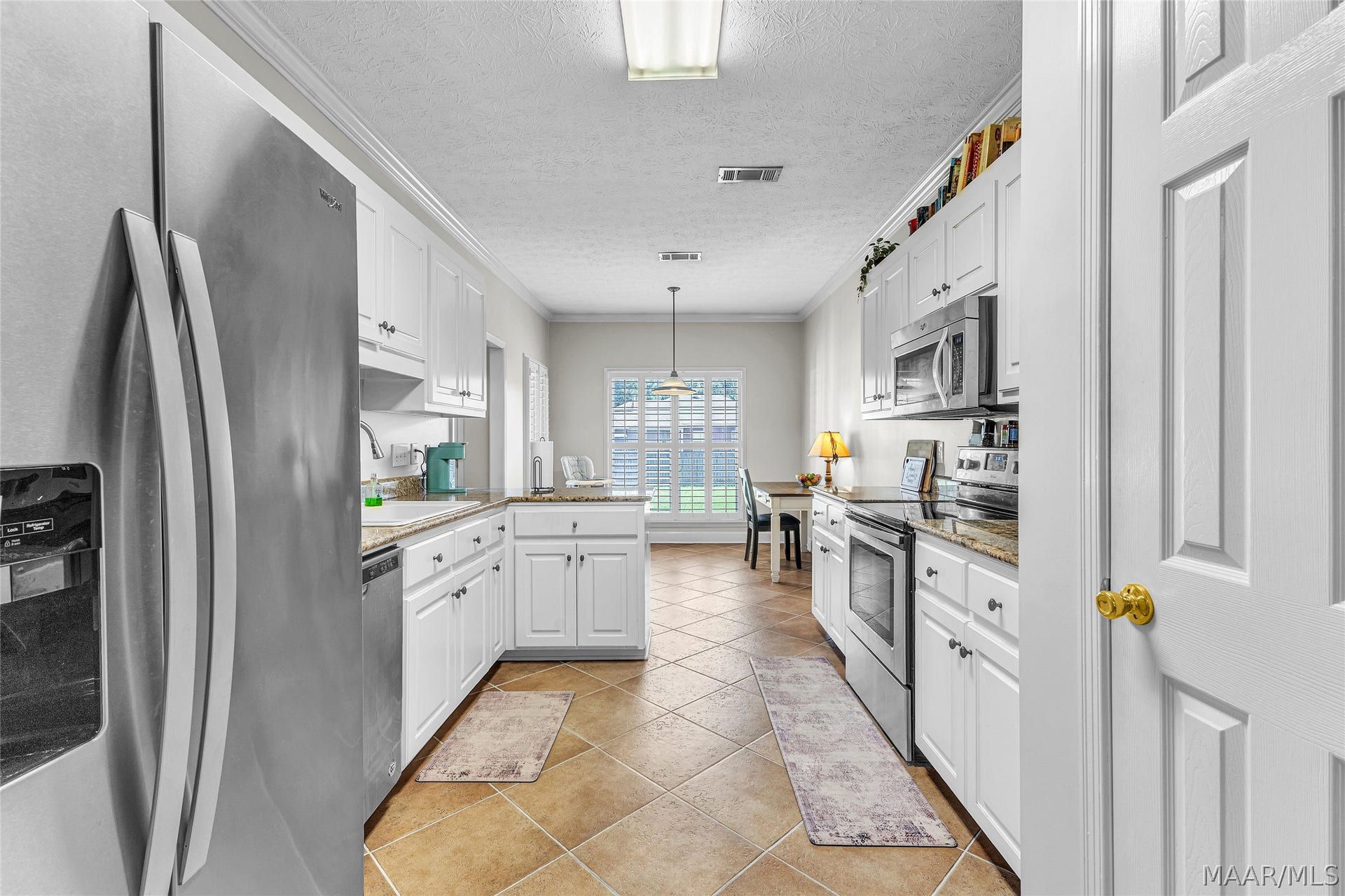 586 INGLESIDE Way, Pike Road, AL 36064 Kitchen view
